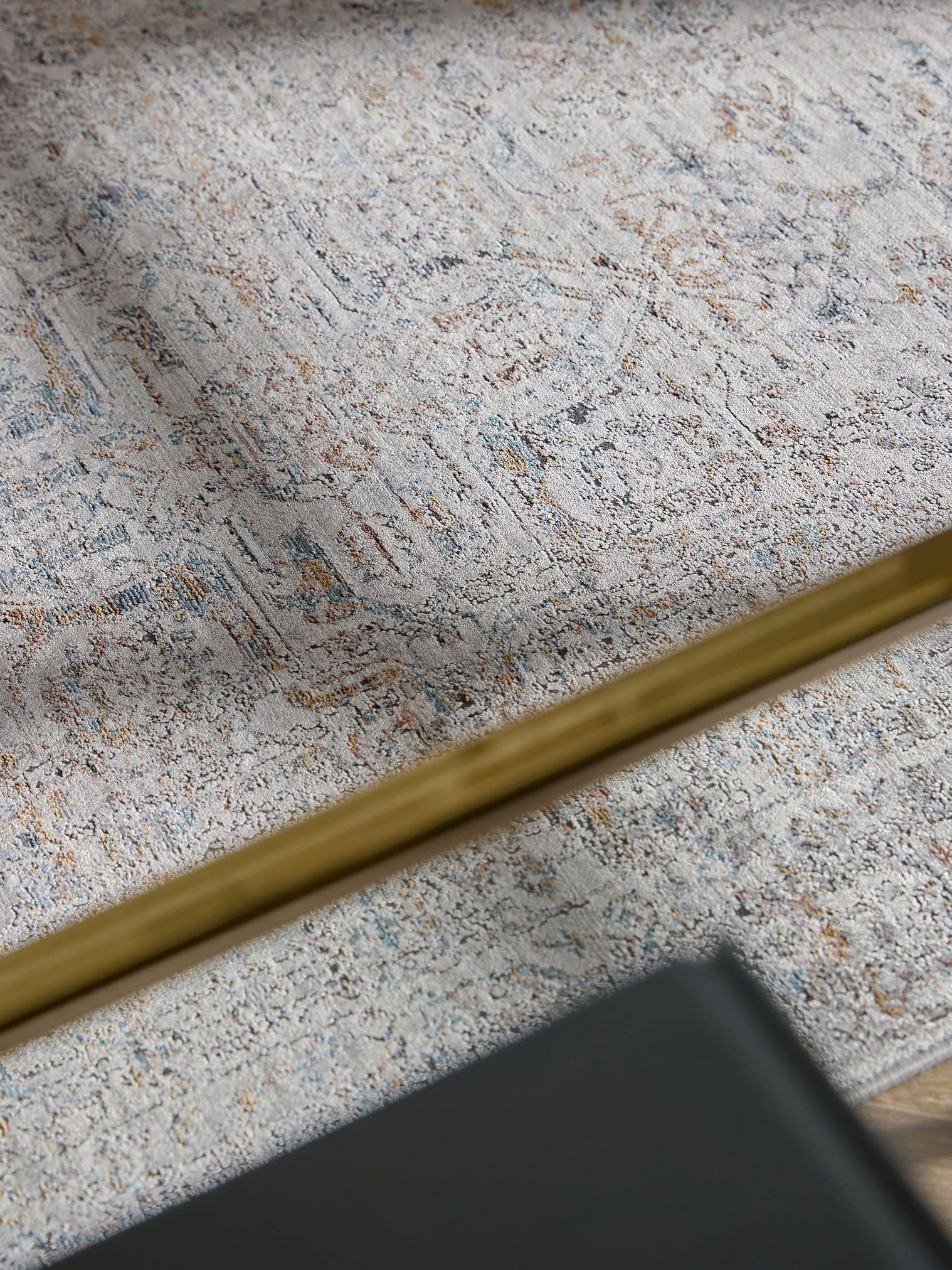 Teppich aus 56% Viskose, 30% Polyester, 14% Polyacryl in Grau mit bis 5 mm hohem Flor von benuta Finest