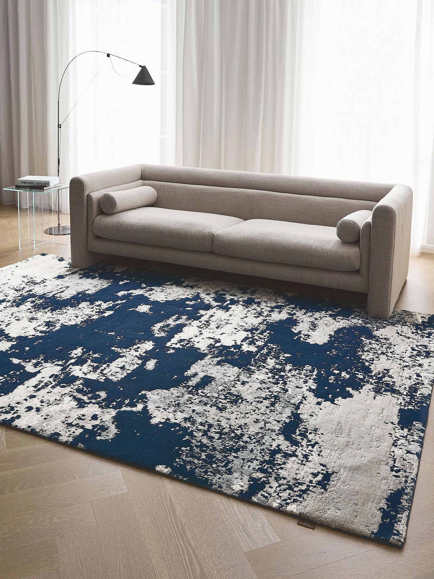 Teppich aus 55% Viscose, 45% Wool in Blue mit 6 - 10 mm hohem Flor von benuta Finest