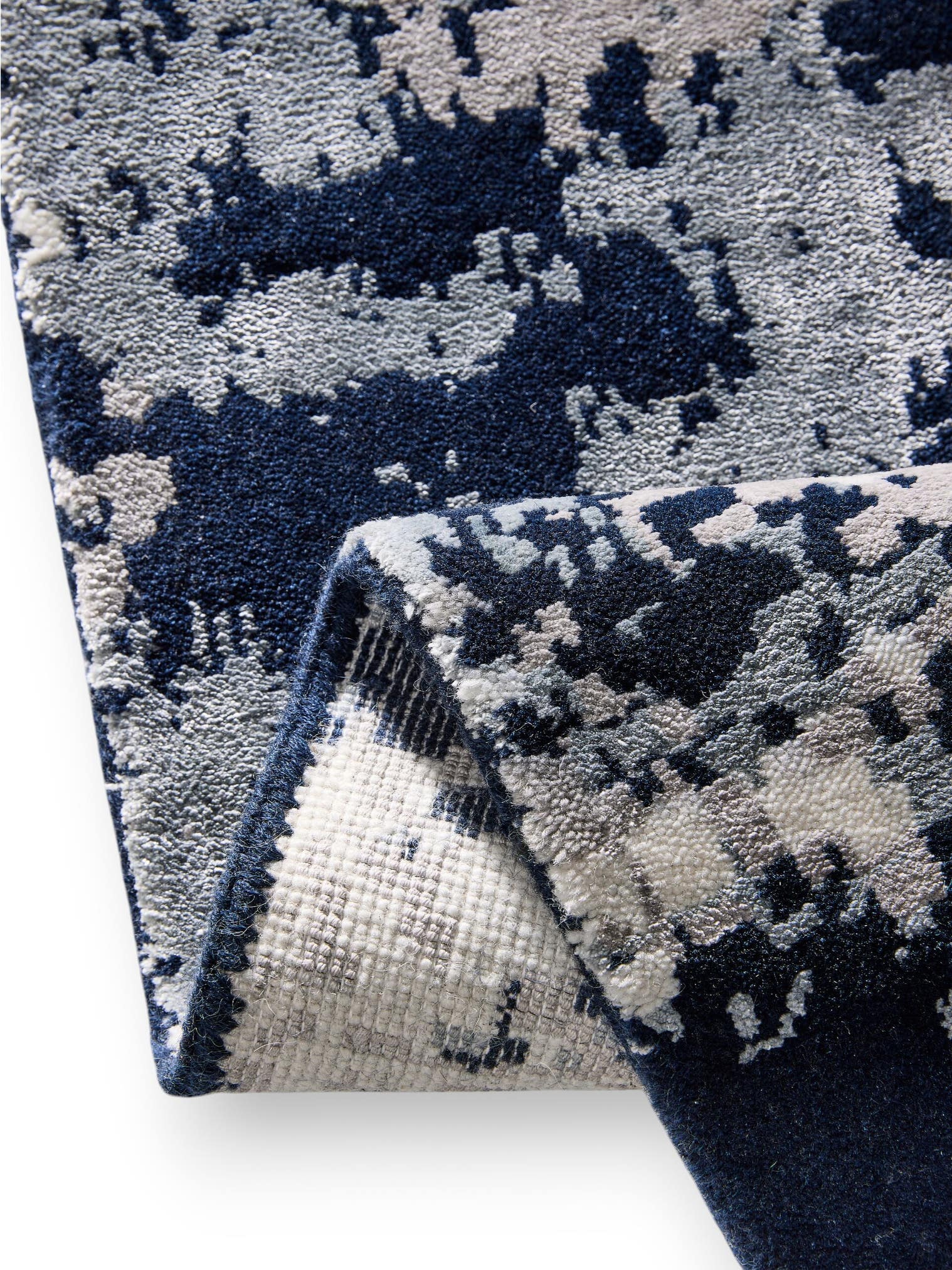Teppich aus 55% Viscose, 45% Wool in Blue mit 6 - 10 mm hohem Flor von benuta Finest