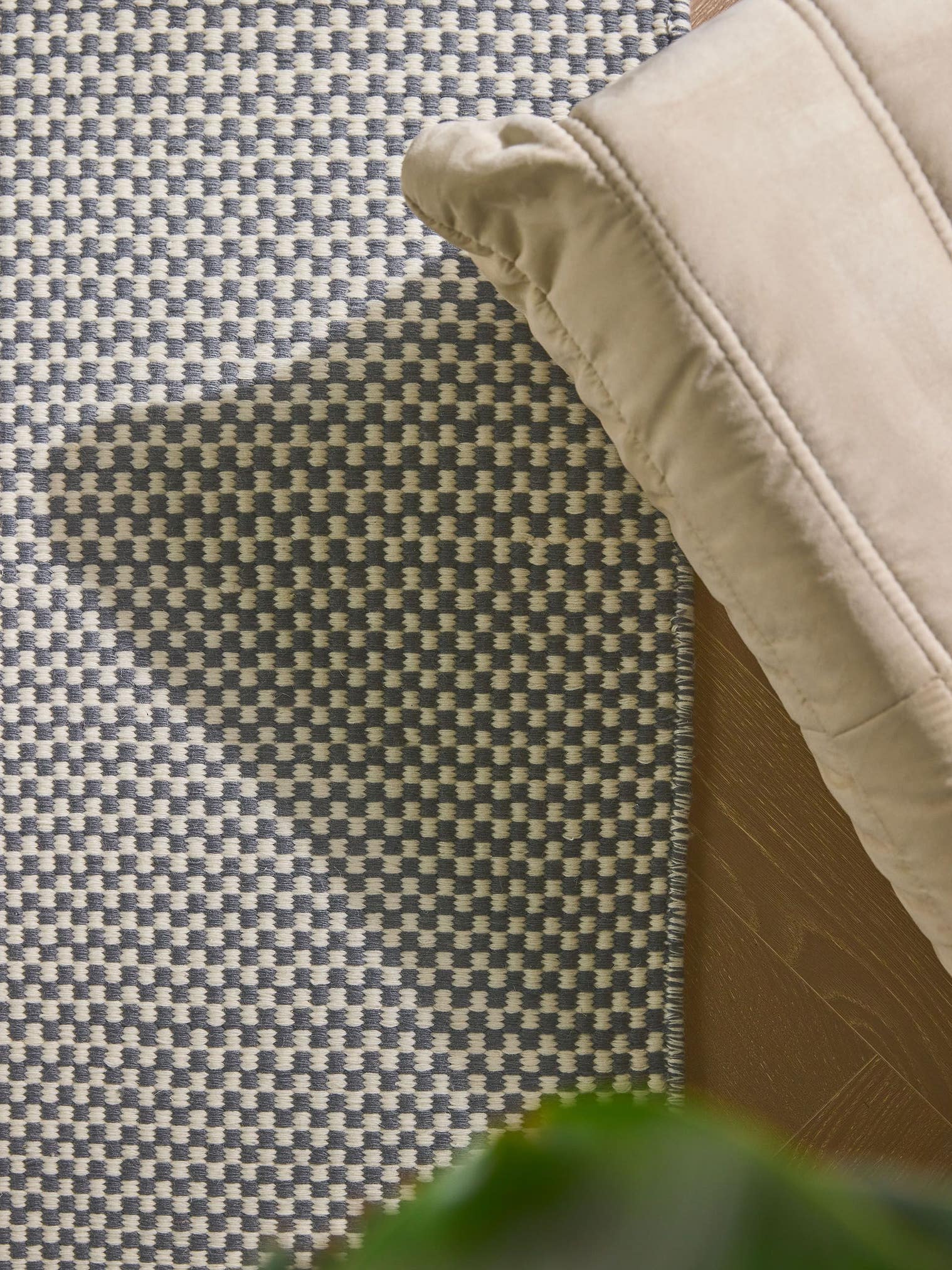Teppich aus 100% Wolle (aus Neuseeland) in Grau mit bis 5 mm hohem Flor von benuta Pure