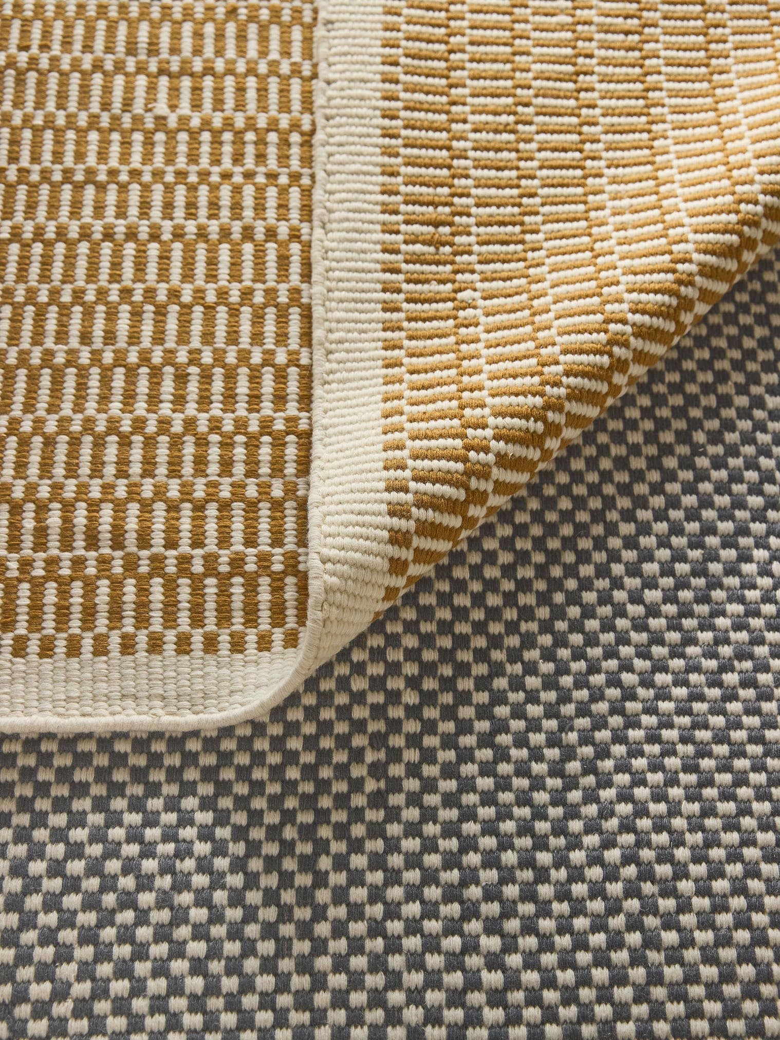 Teppich aus 100% Wolle (aus Neuseeland) in Grau mit bis 5 mm hohem Flor von benuta Pure