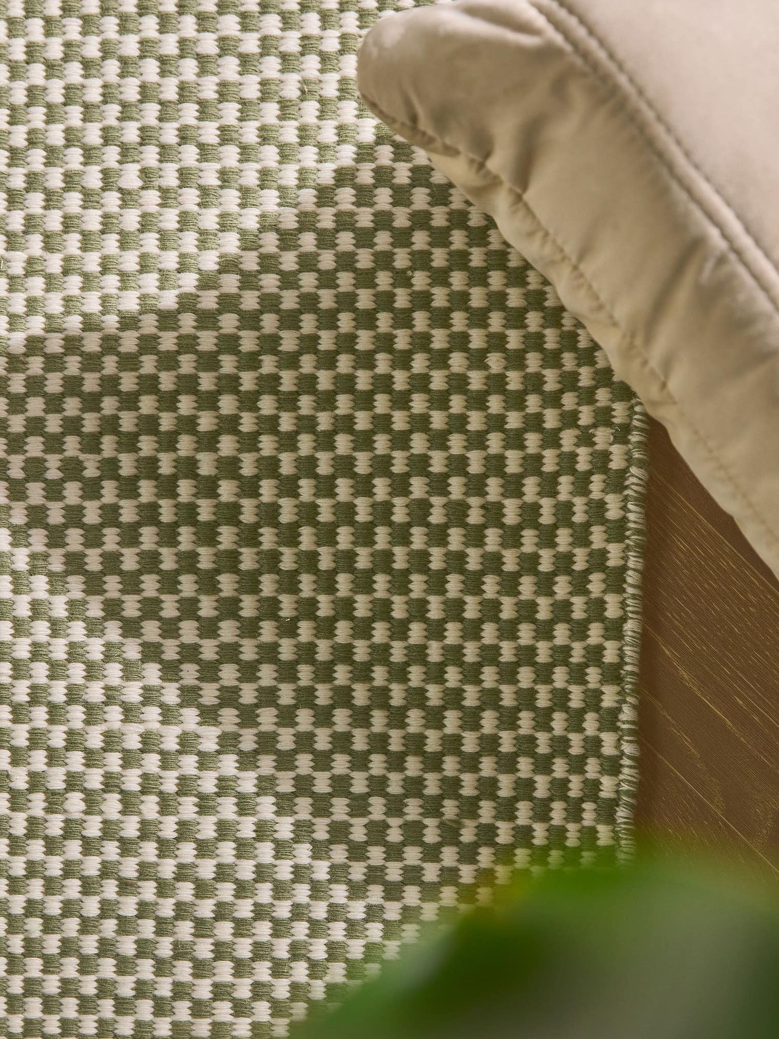 Teppich aus 100% Wolle (aus Neuseeland) in Grün mit bis 5 mm hohem Flor von benuta Pure