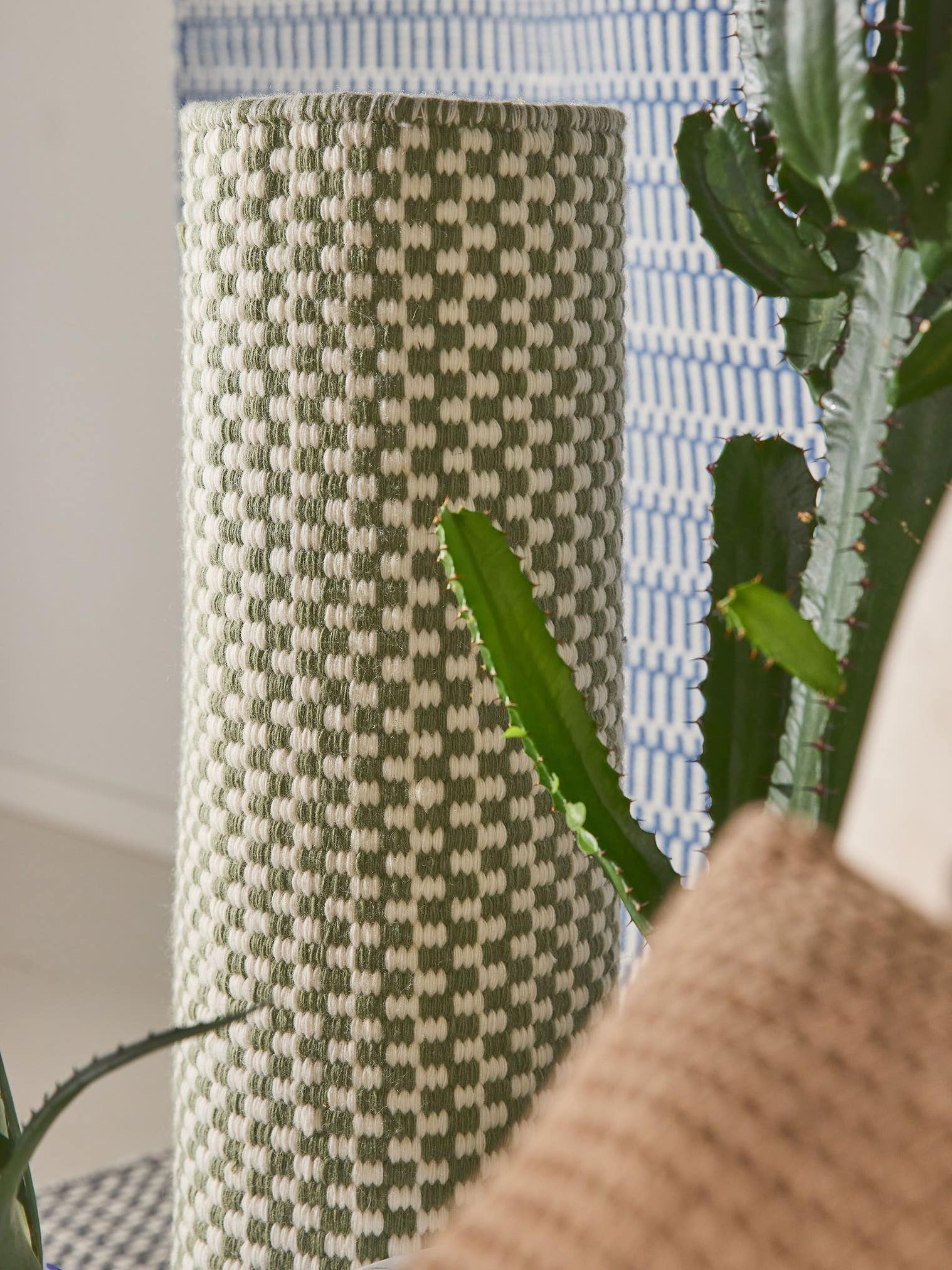 Teppich aus 100% Wolle (aus Neuseeland) in Grün mit bis 5 mm hohem Flor von benuta Pure