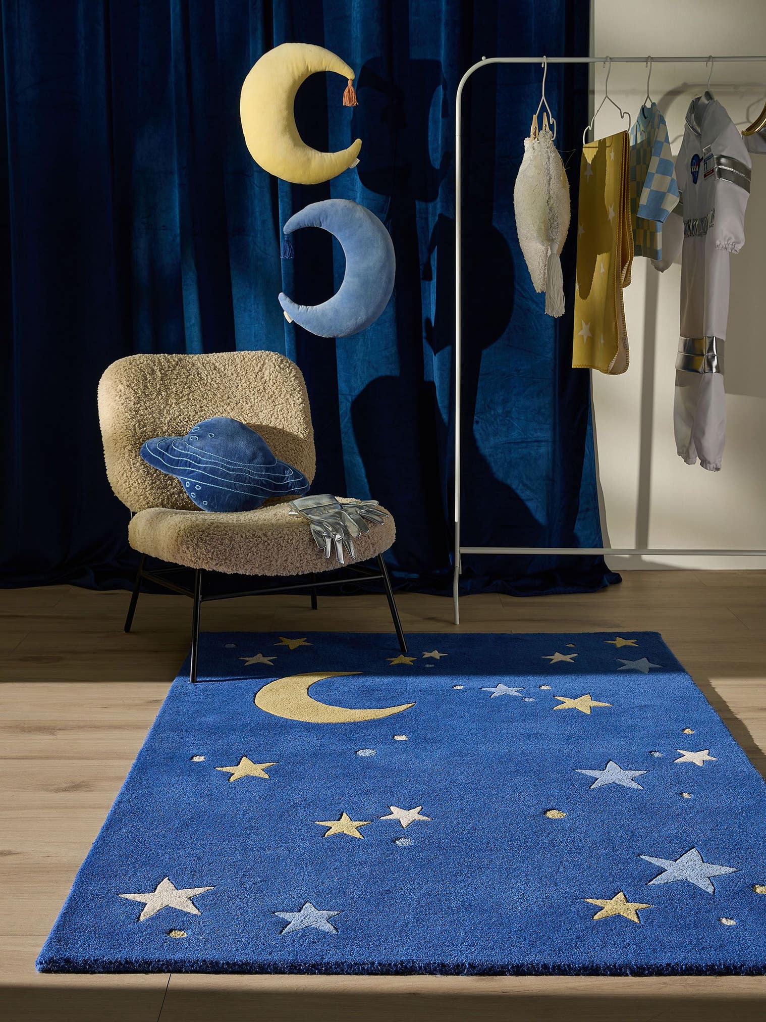 Teppich aus 100% Wolle in Blau mit 6 bis 10 mm hohem Flor von Lytte