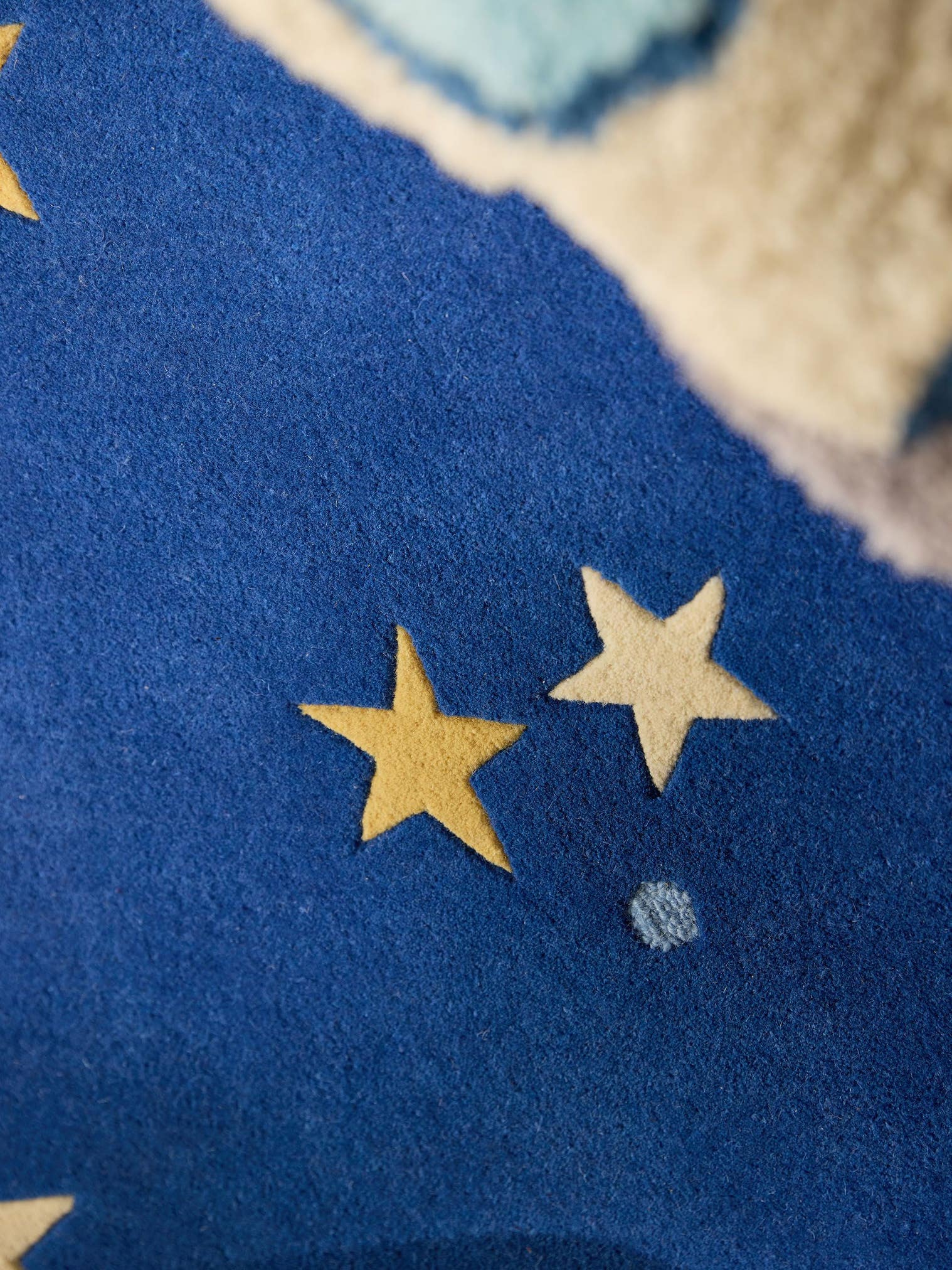 Teppich aus 100% Wolle in Blau mit 6 bis 10 mm hohem Flor von Lytte