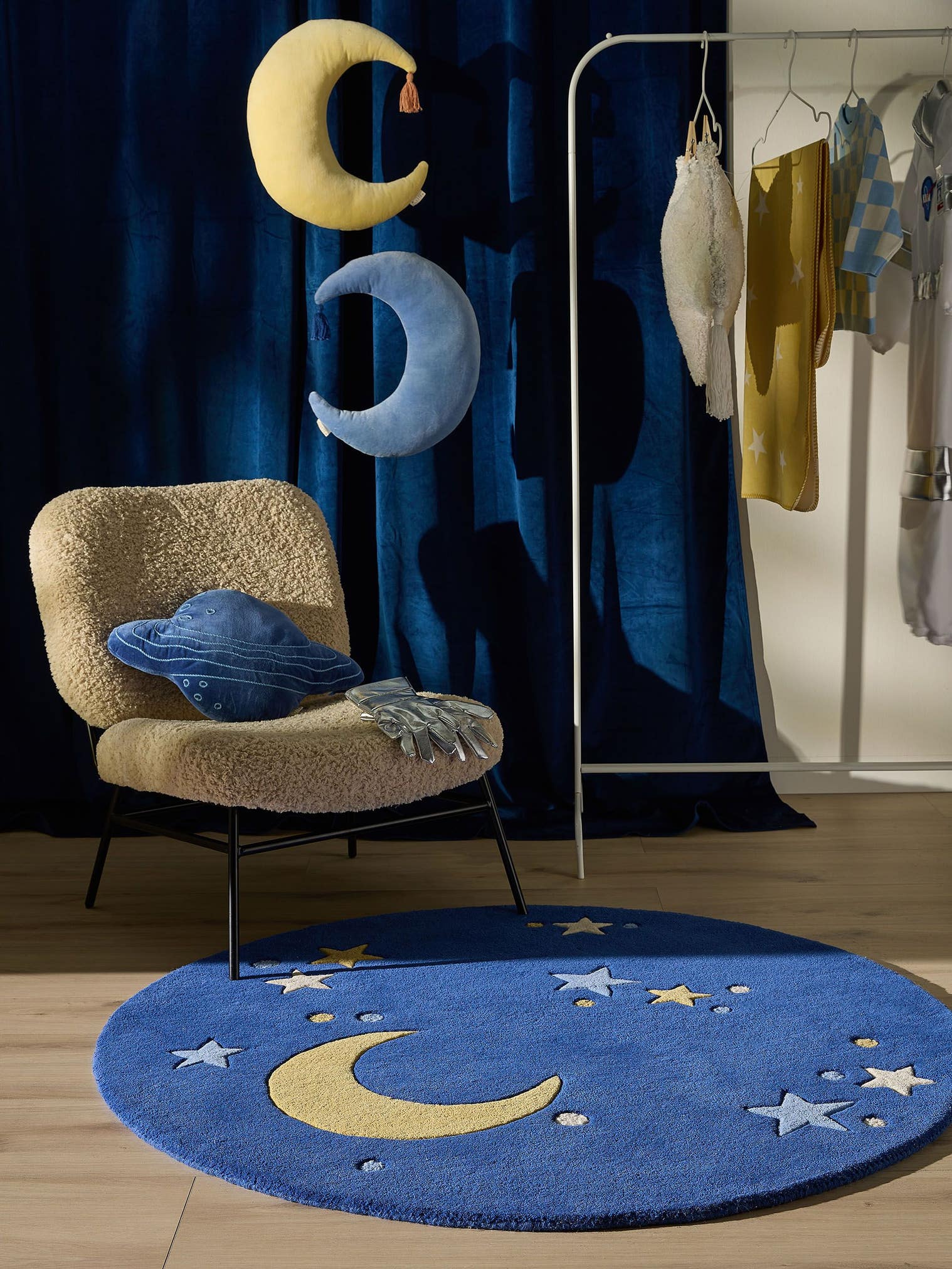 Teppich aus 100% Wolle in Blau mit 6 bis 10 mm hohem Flor von Lytte