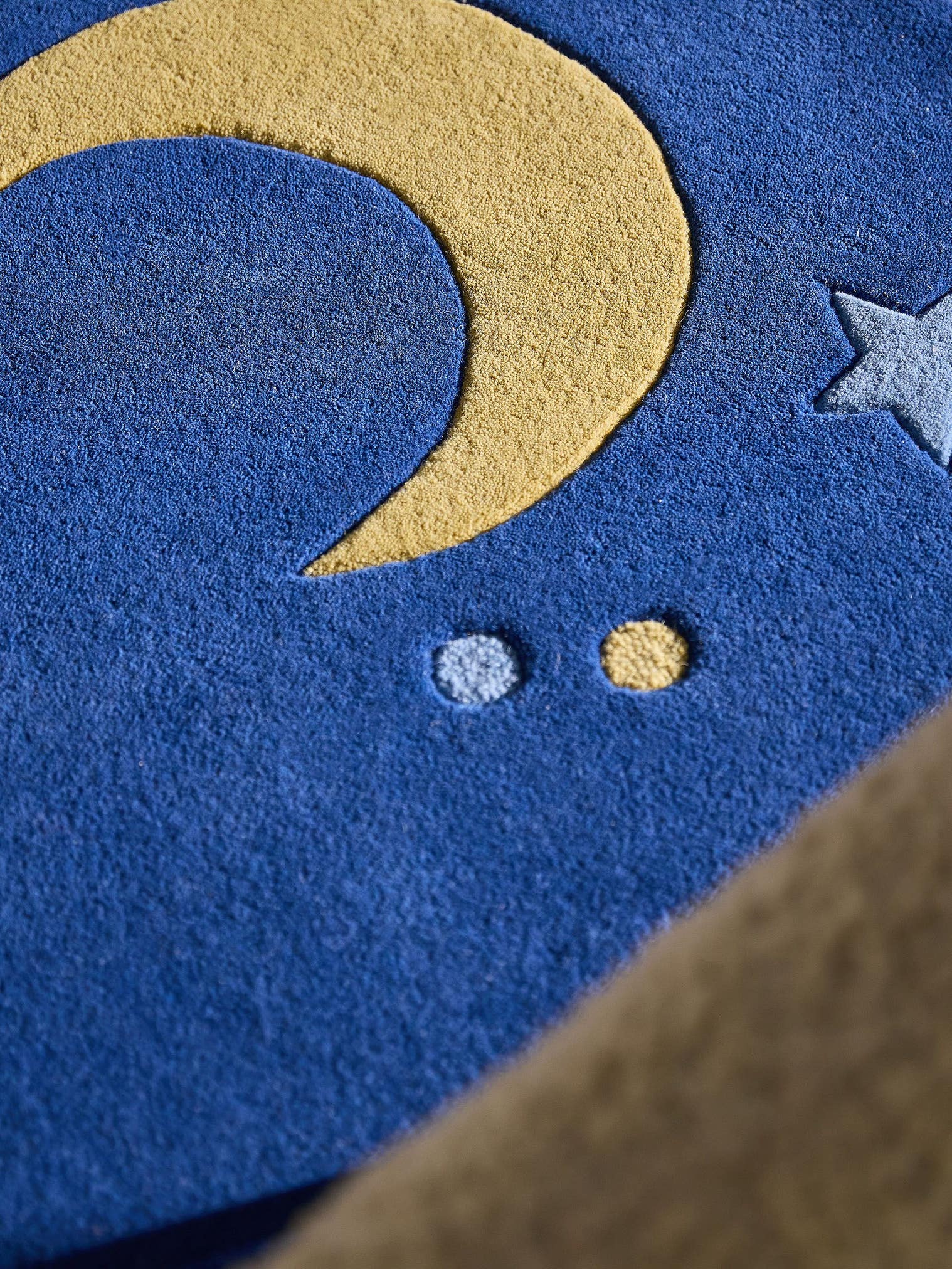Teppich aus 100% Wolle in Blau mit 6 bis 10 mm hohem Flor von Lytte