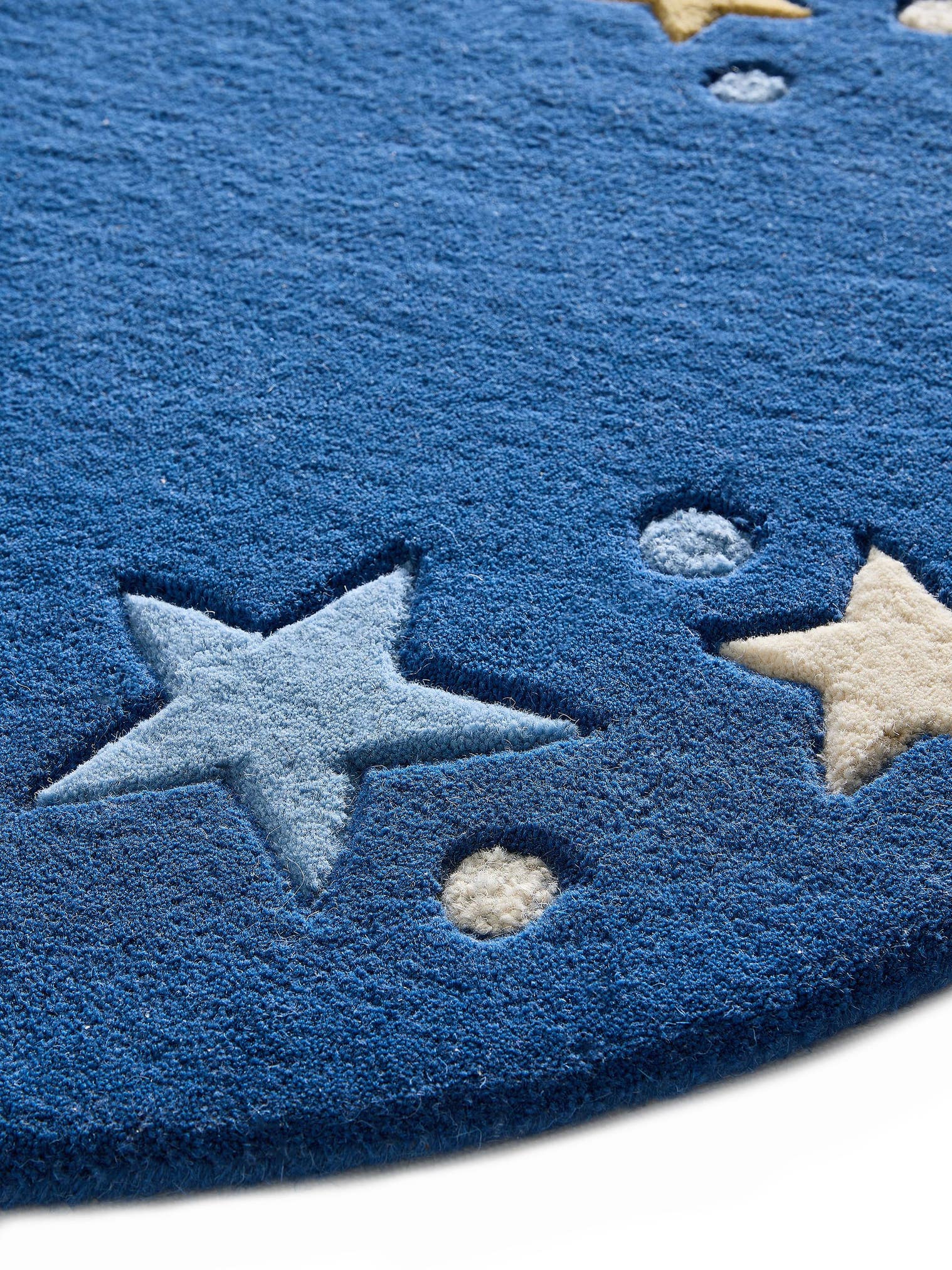 Teppich aus 100% Wolle in Blau mit 6 bis 10 mm hohem Flor von Lytte