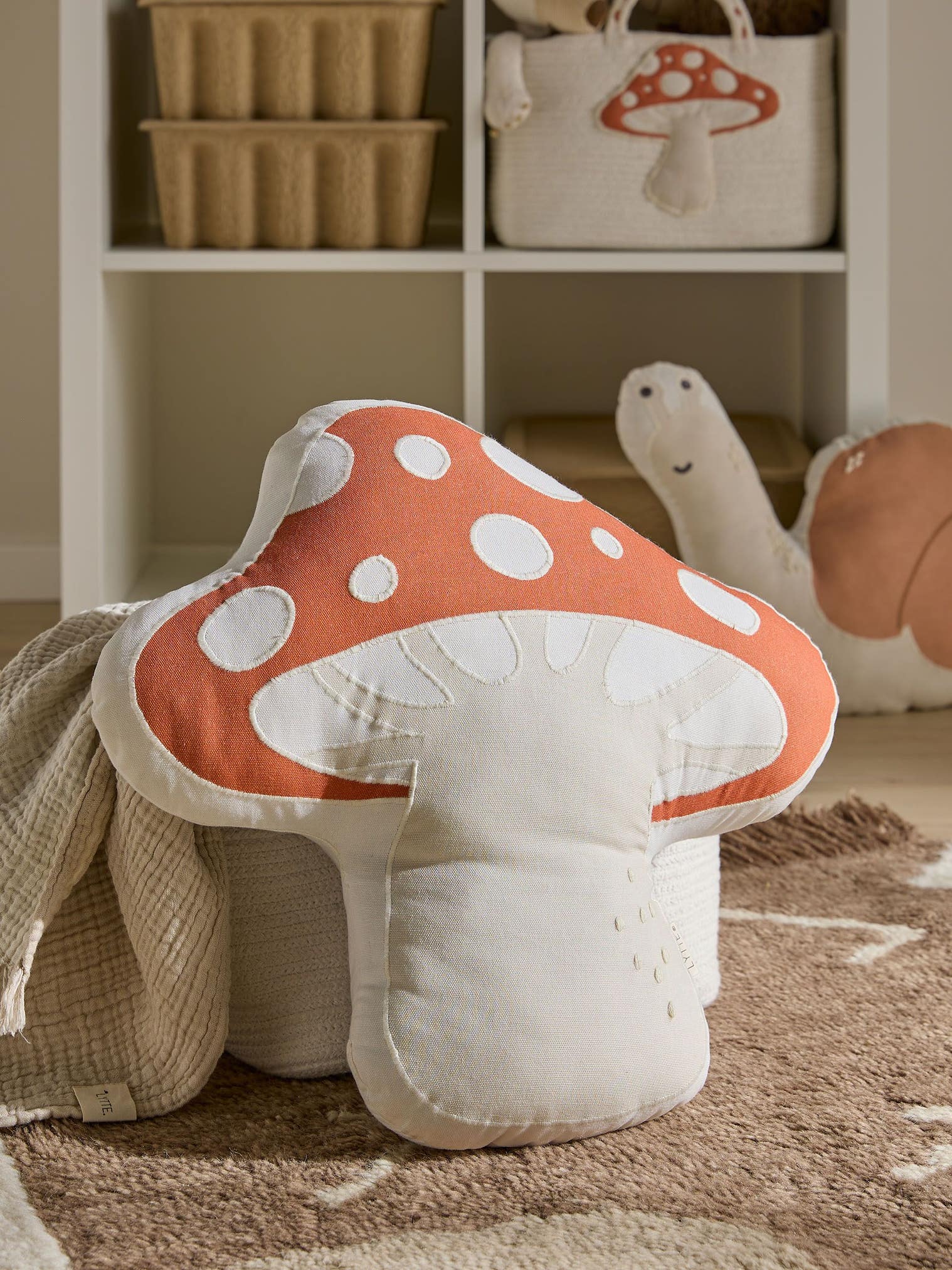 Coussin Isa Beige/Rouge en motif KidsDesign en 100% Coton de Lytte