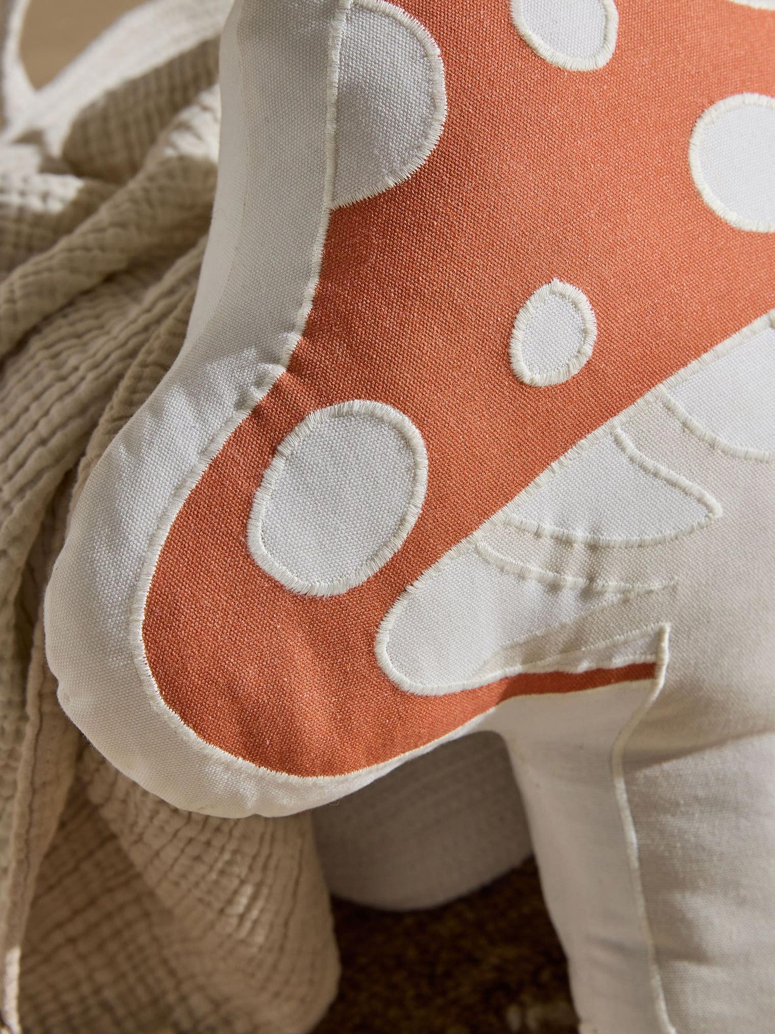 Coussin Isa Beige/Rouge en motif KidsDesign en 100% Coton de Lytte