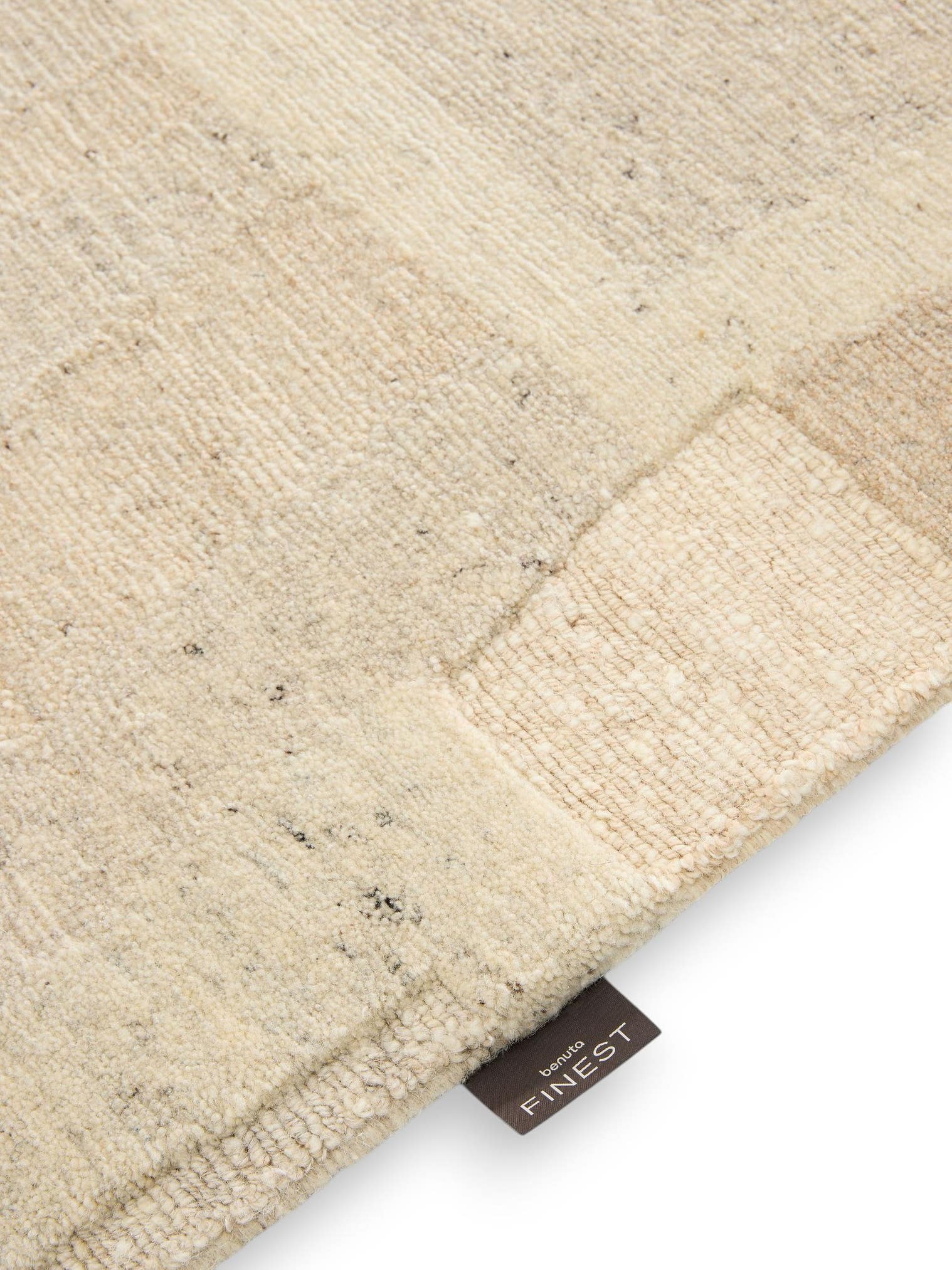 Teppich aus 100% Wolle in Beige mit 6 bis 10 mm hohem Flor von benuta Finest