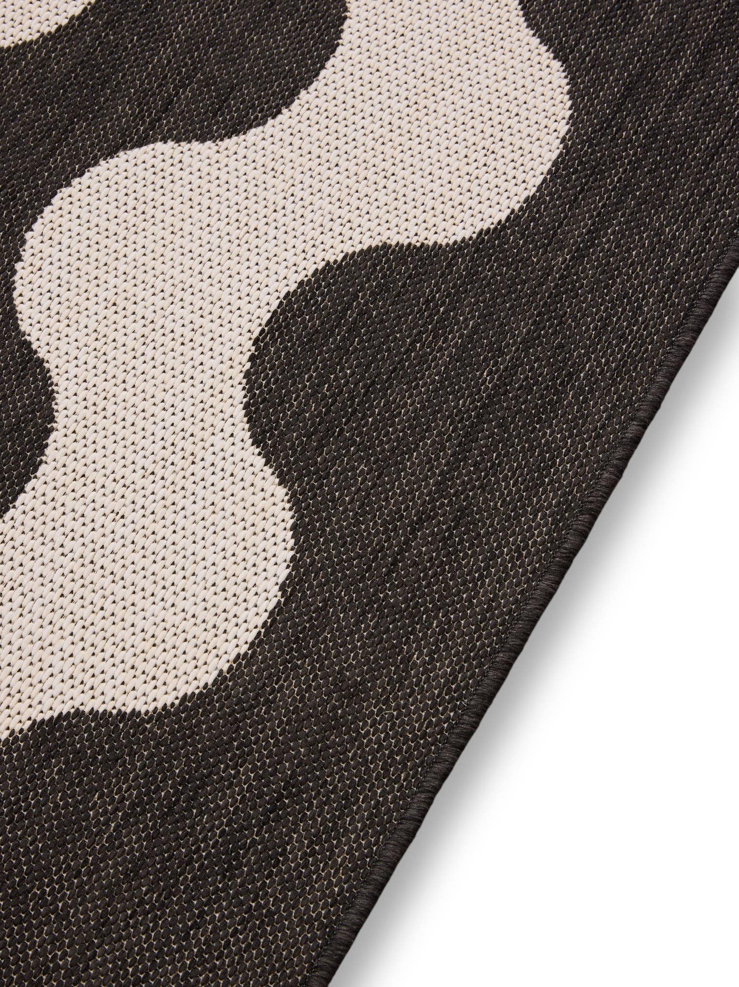 Teppich aus 100% Polypropylen in Schwarz/Weiß mit bis 5 mm hohem Flor von benuta Nest