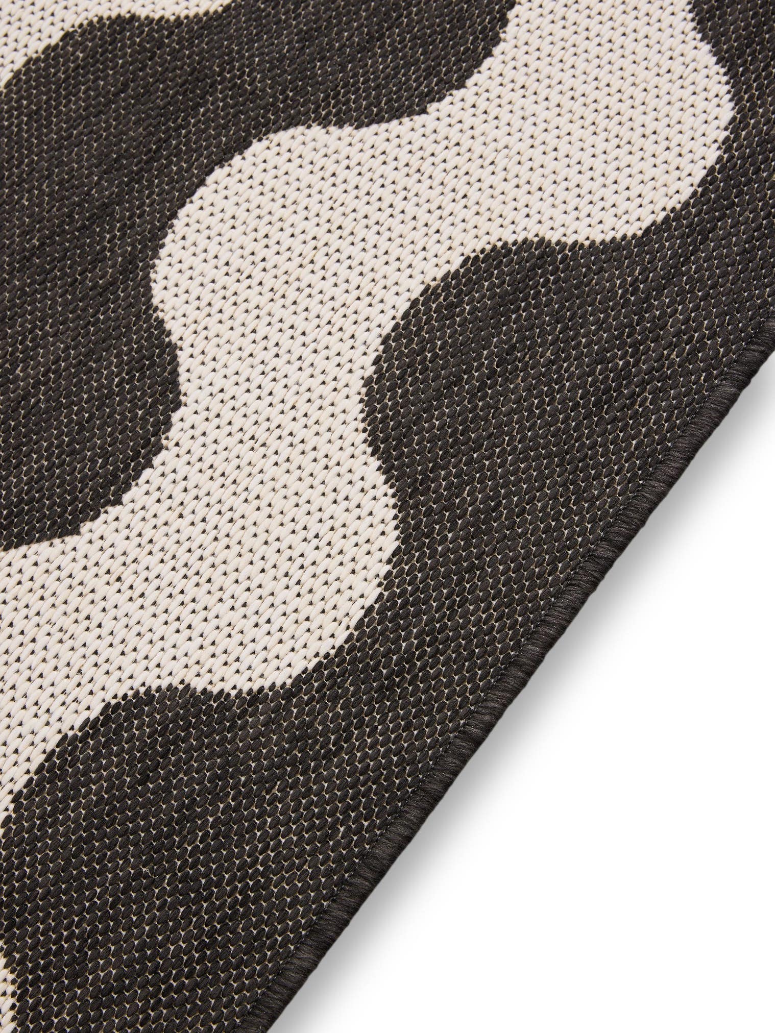 Teppich aus 100% Polypropylen in Schwarz/Weiß mit bis 5 mm hohem Flor von benuta Nest