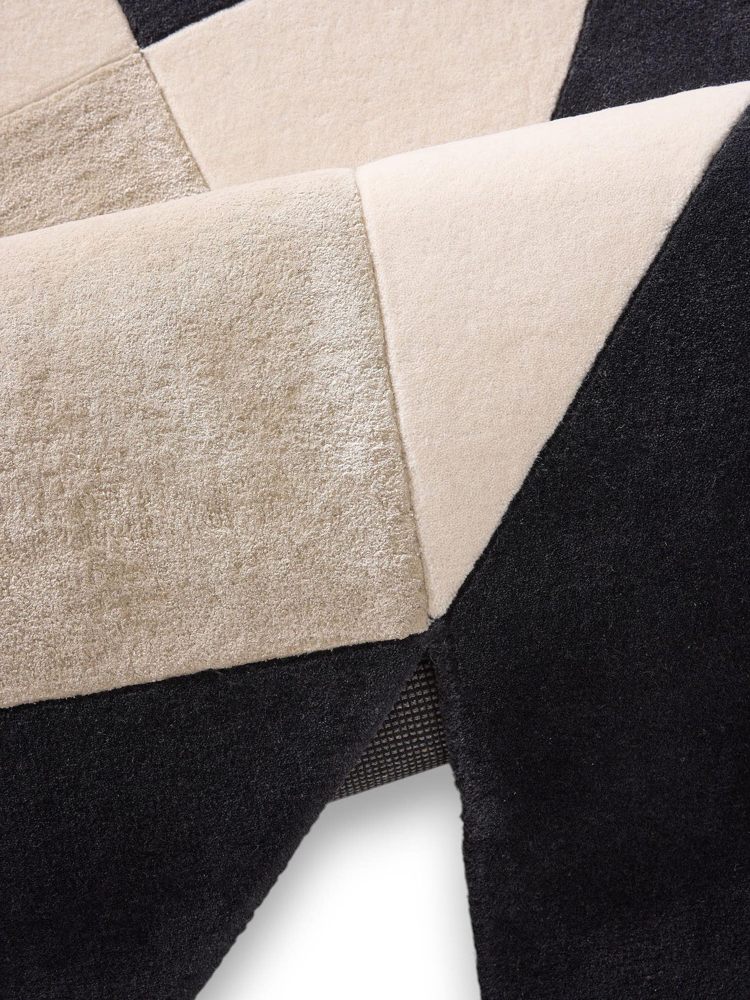 Teppich aus 70% Wolle, 30% Lyocell (TENCEL™) in Schwarz/Weiß mit 6 bis 10 mm hohem Flor von benuta Finest