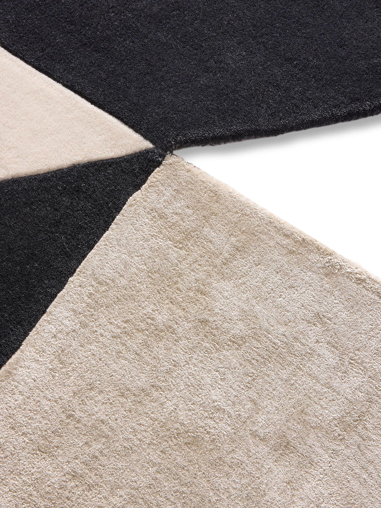 Teppich aus 70% Wolle, 30% Lyocell (TENCEL™) in Schwarz/Weiß mit 6 bis 10 mm hohem Flor von benuta Finest