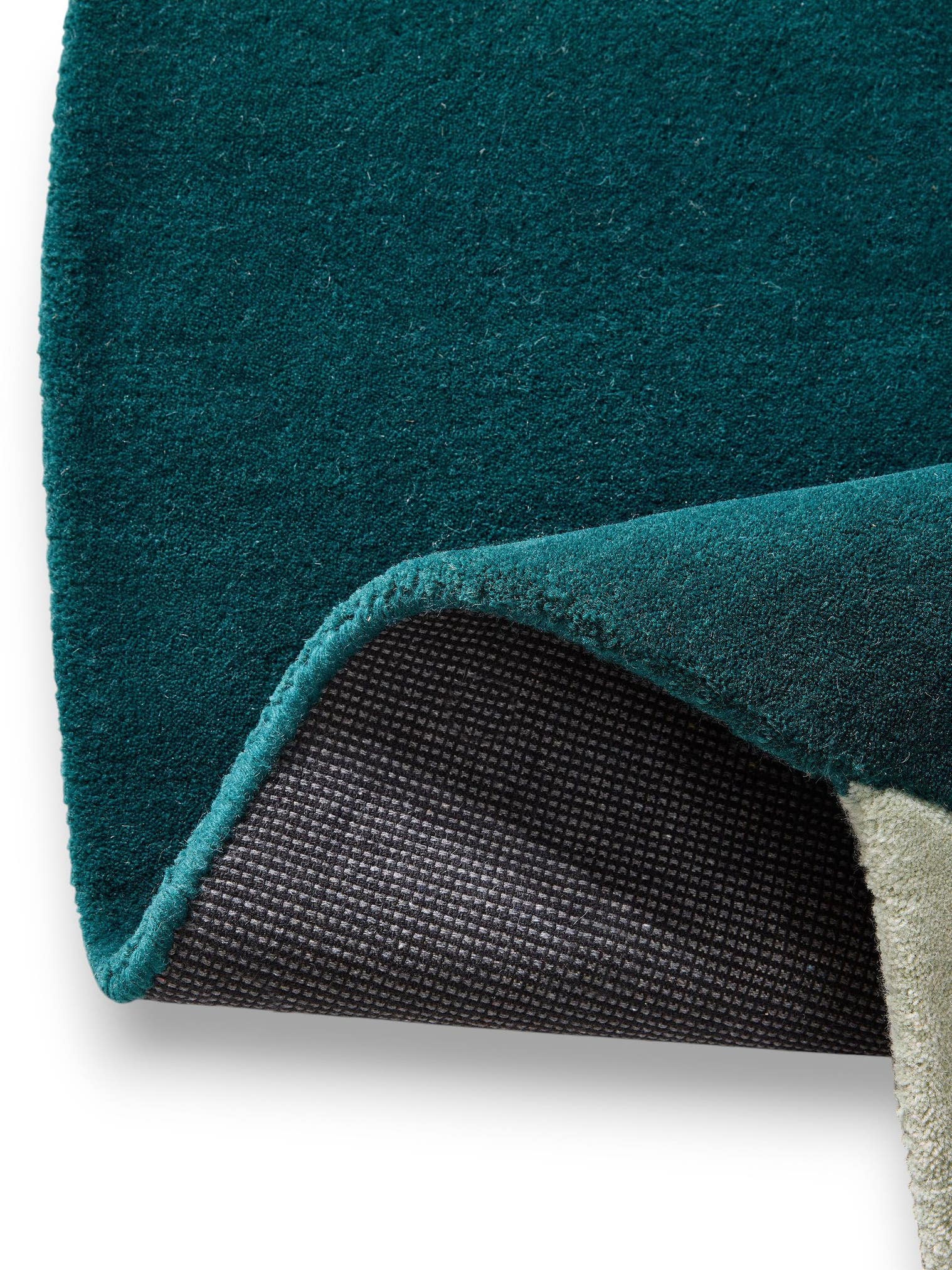 Teppich aus 97% Wolle, 3% Lyocell (TENCEL™) in Grün mit 6 bis 10 mm hohem Flor von benuta Finest