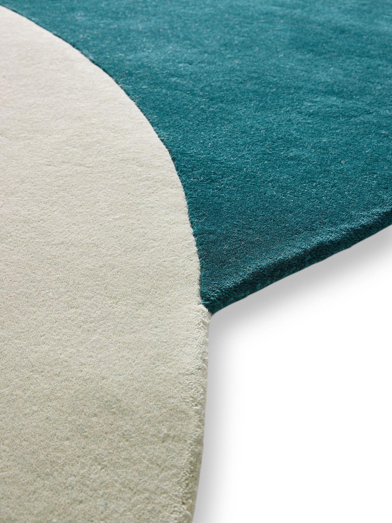 Teppich aus 97% Wolle, 3% Lyocell (TENCEL™) in Grün mit 6 bis 10 mm hohem Flor von benuta Finest