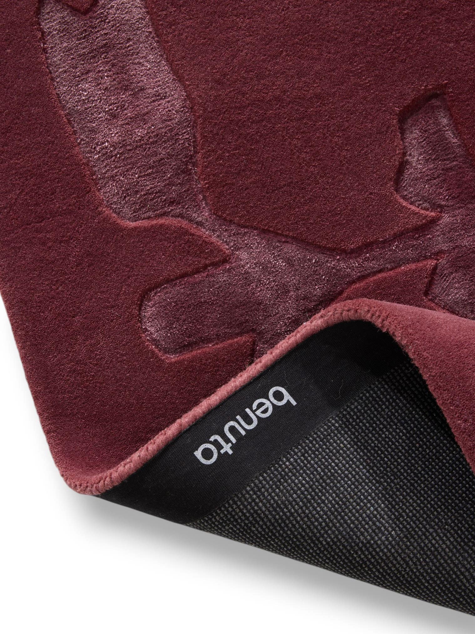 Teppich aus 65% Wolle, 35% Lyocell (TENCEL™) in Rot mit 6 bis 10 mm hohem Flor von benuta Finest