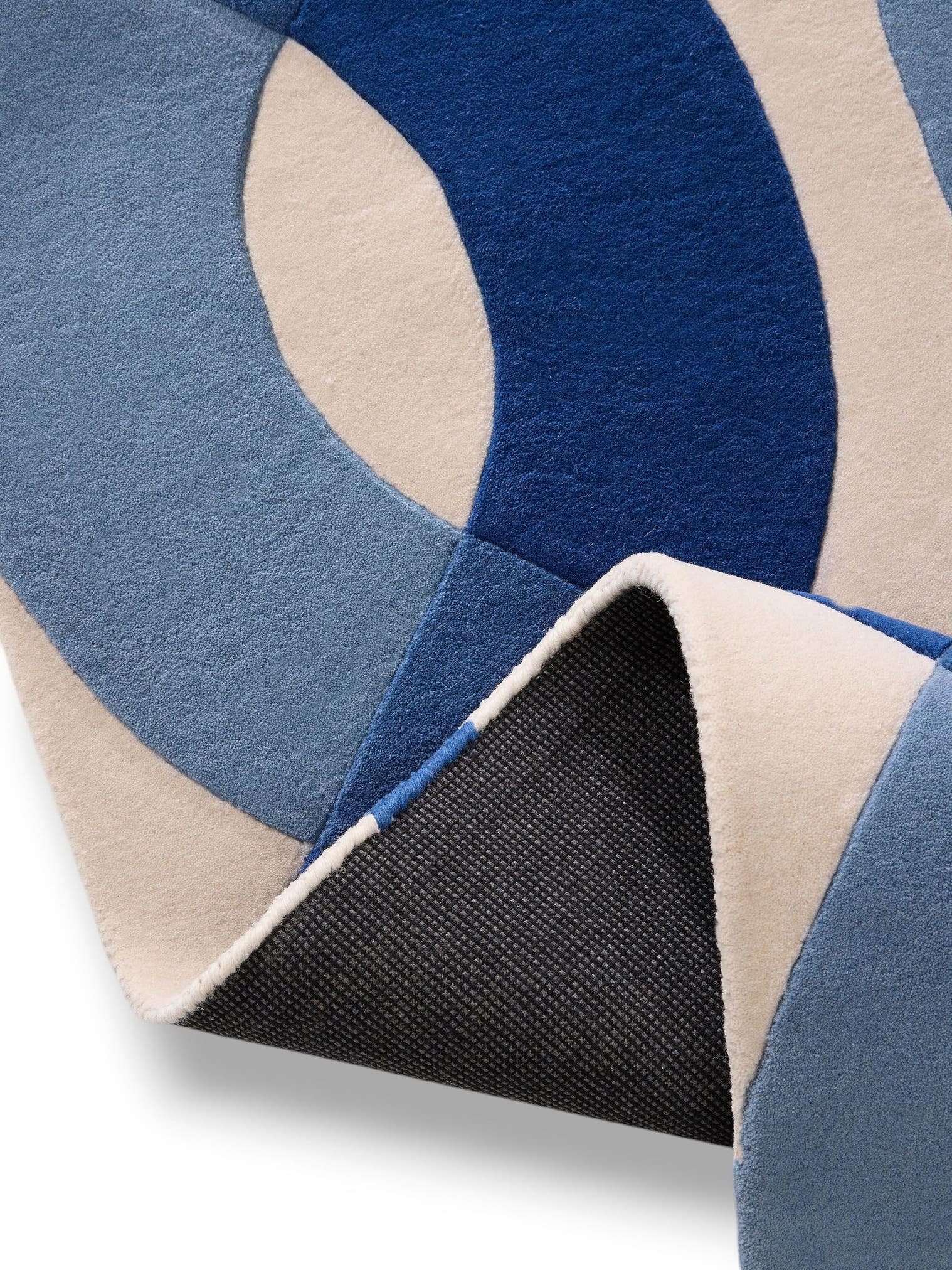 Teppich aus 100% Wolle (aus Neuseeland) in Blau mit 11 bis 20 mm hohem Flor von benuta Finest