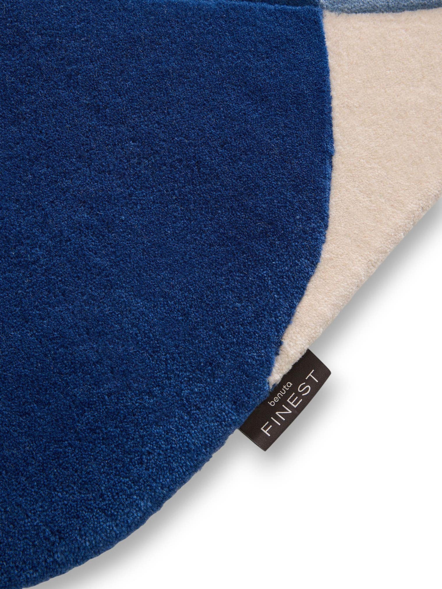 Teppich aus 100% Wolle (aus Neuseeland) in Blau mit 11 bis 20 mm hohem Flor von benuta Finest