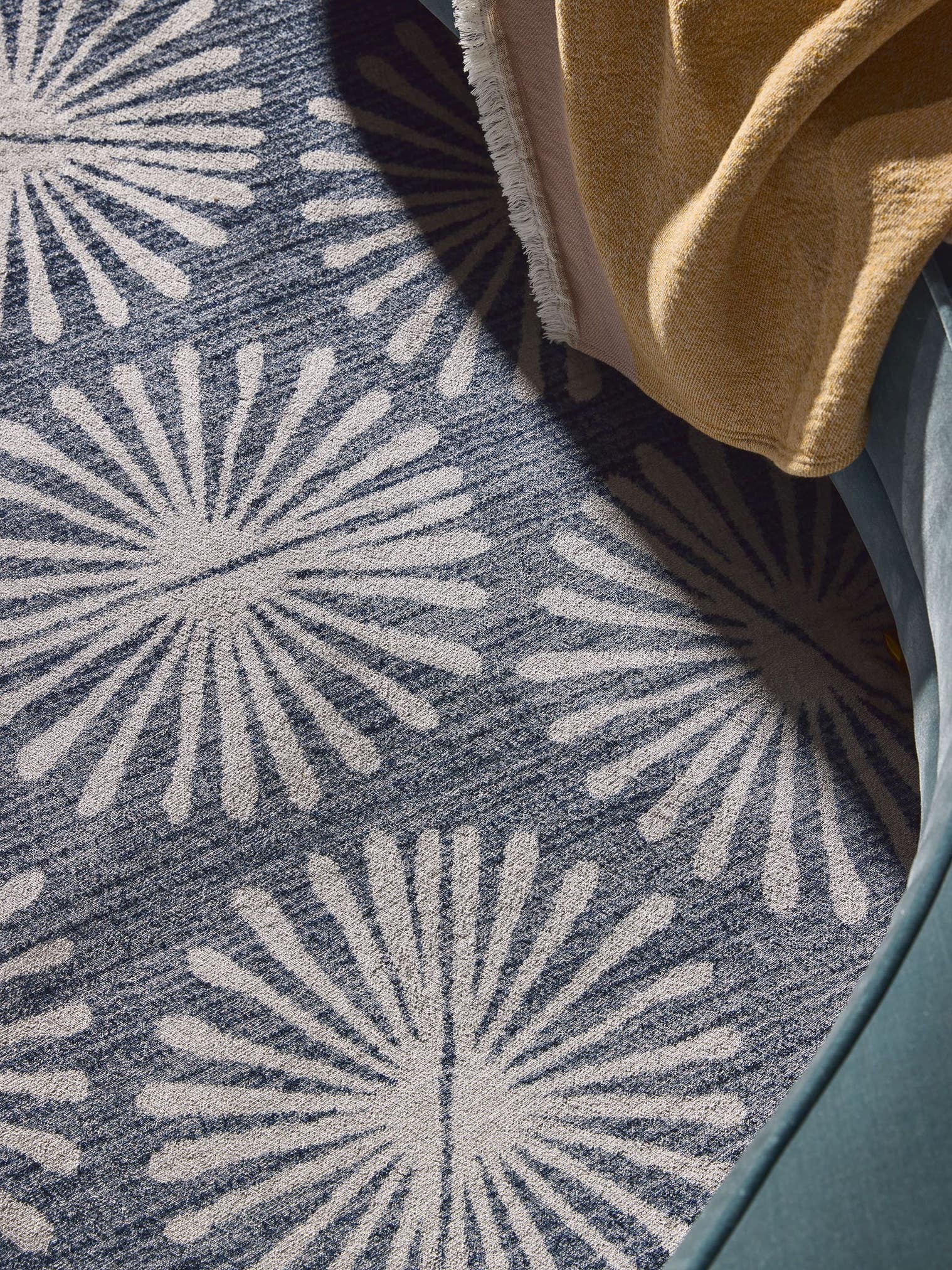 Teppich aus 100% Polyester in Blau mit bis 5 mm hohem Flor von benuta Nest