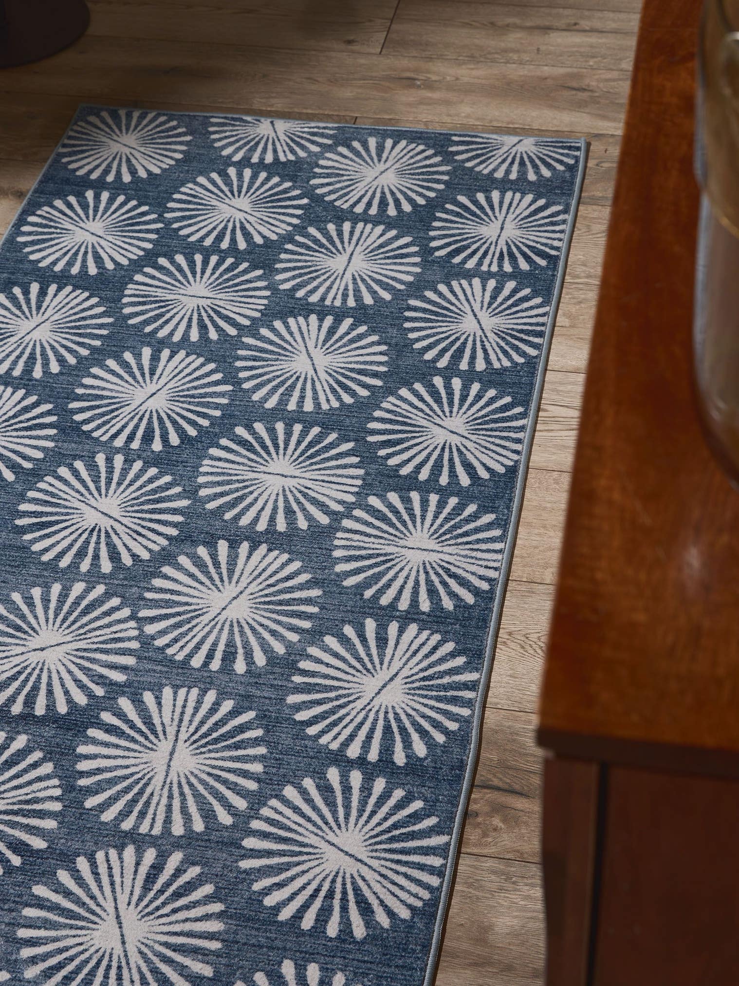 Teppich aus 100% Poliéster in Azul mit 1- 5 mm hohem Flor von benuta Nest