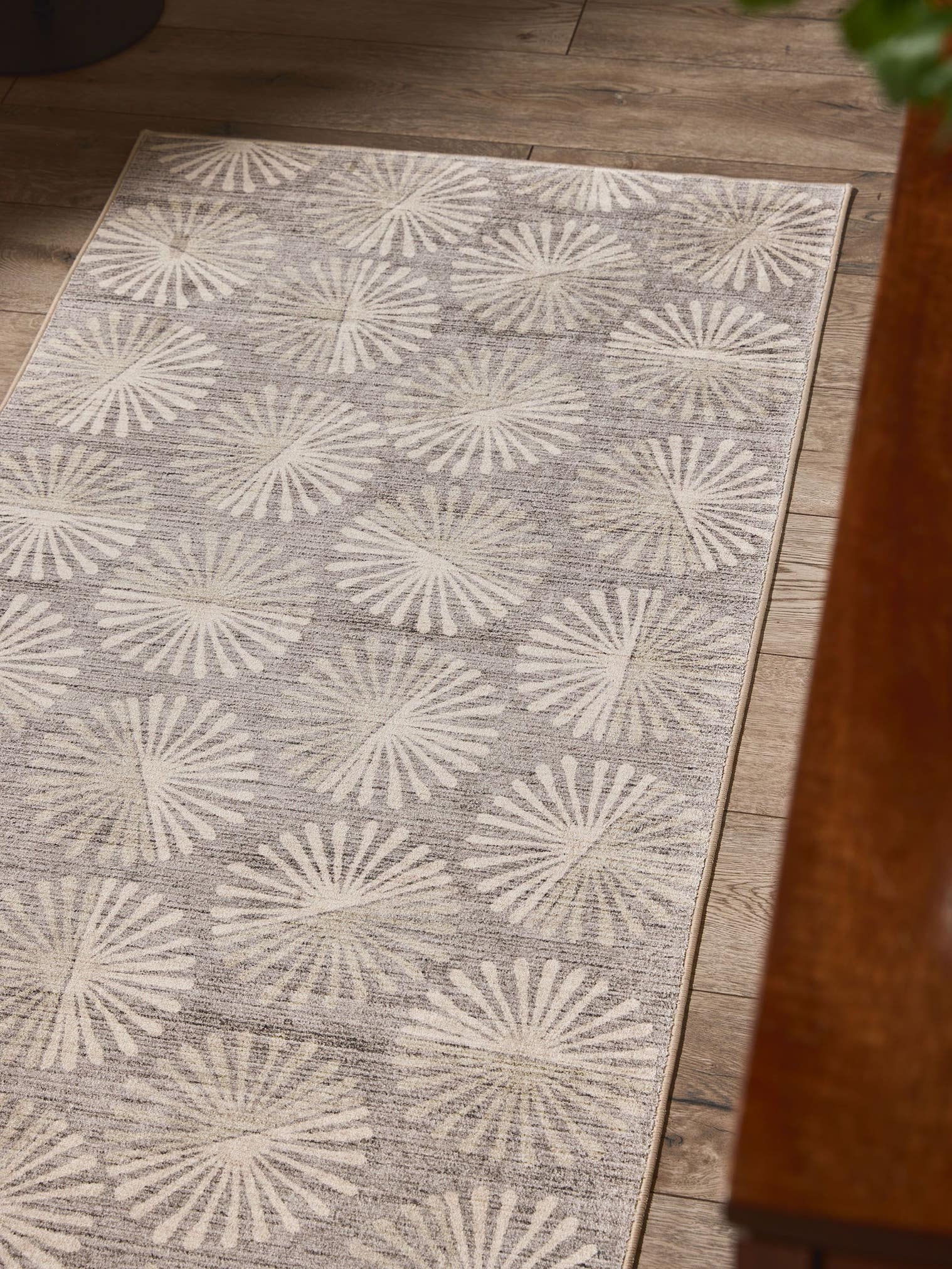 Teppich aus 100% Poliéster in Taupe mit 1- 5 mm hohem Flor von benuta Nest