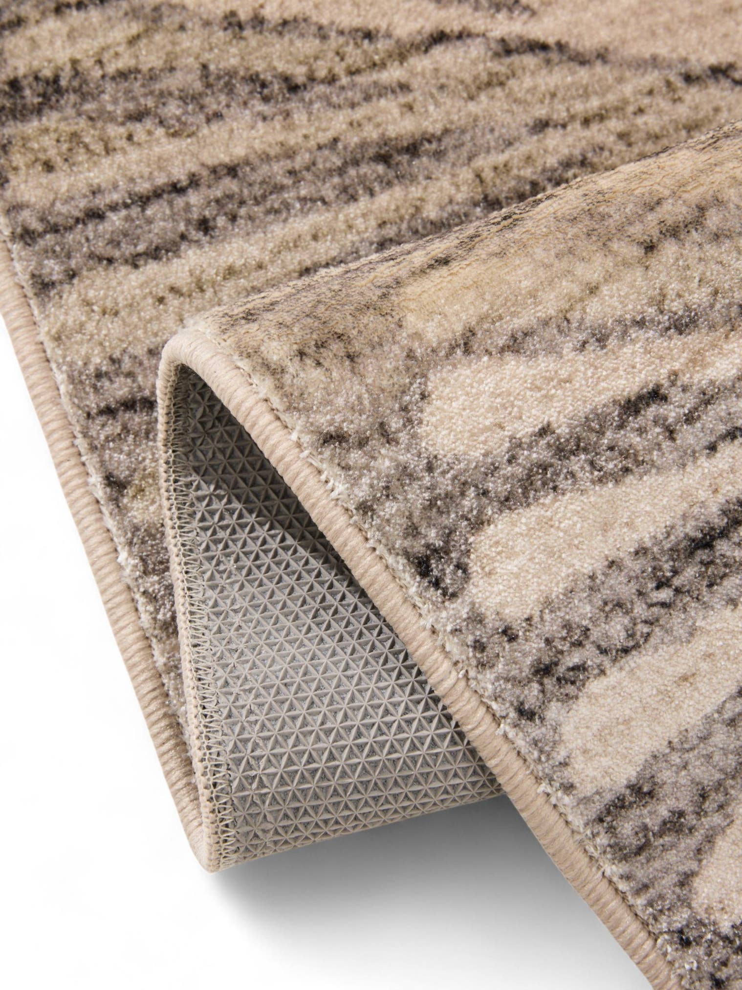 Teppich aus 100% Poliéster in Taupe mit 1- 5 mm hohem Flor von benuta Nest