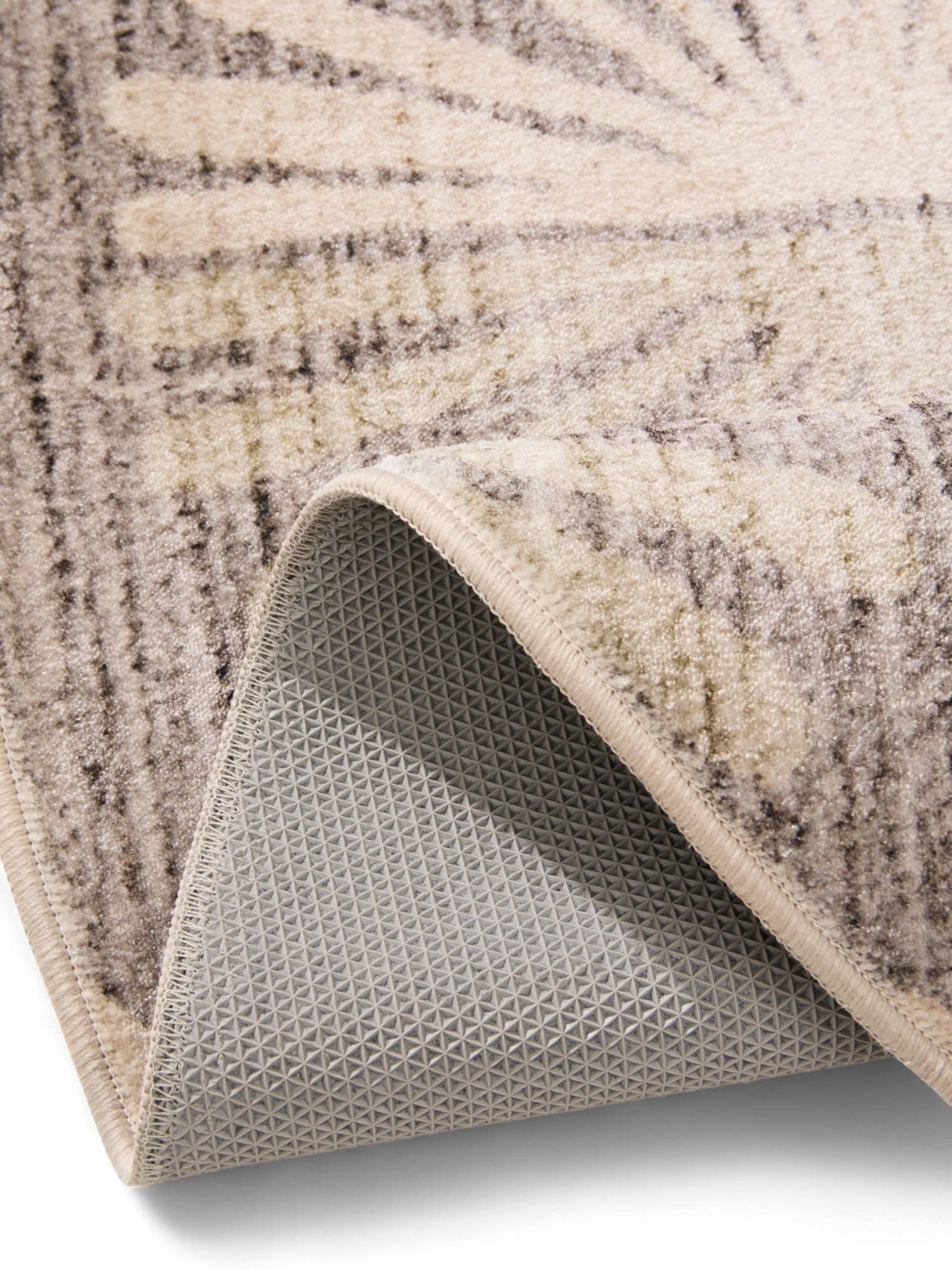Teppich aus 100% Polyester in Taupe mit bis 5 mm hohem Flor von benuta Nest
