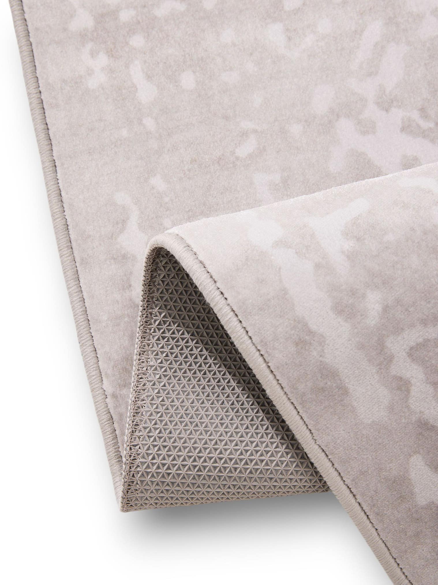 Teppich aus 100% Polyester in Taupe mit bis 5 mm hohem Flor von benuta Nest