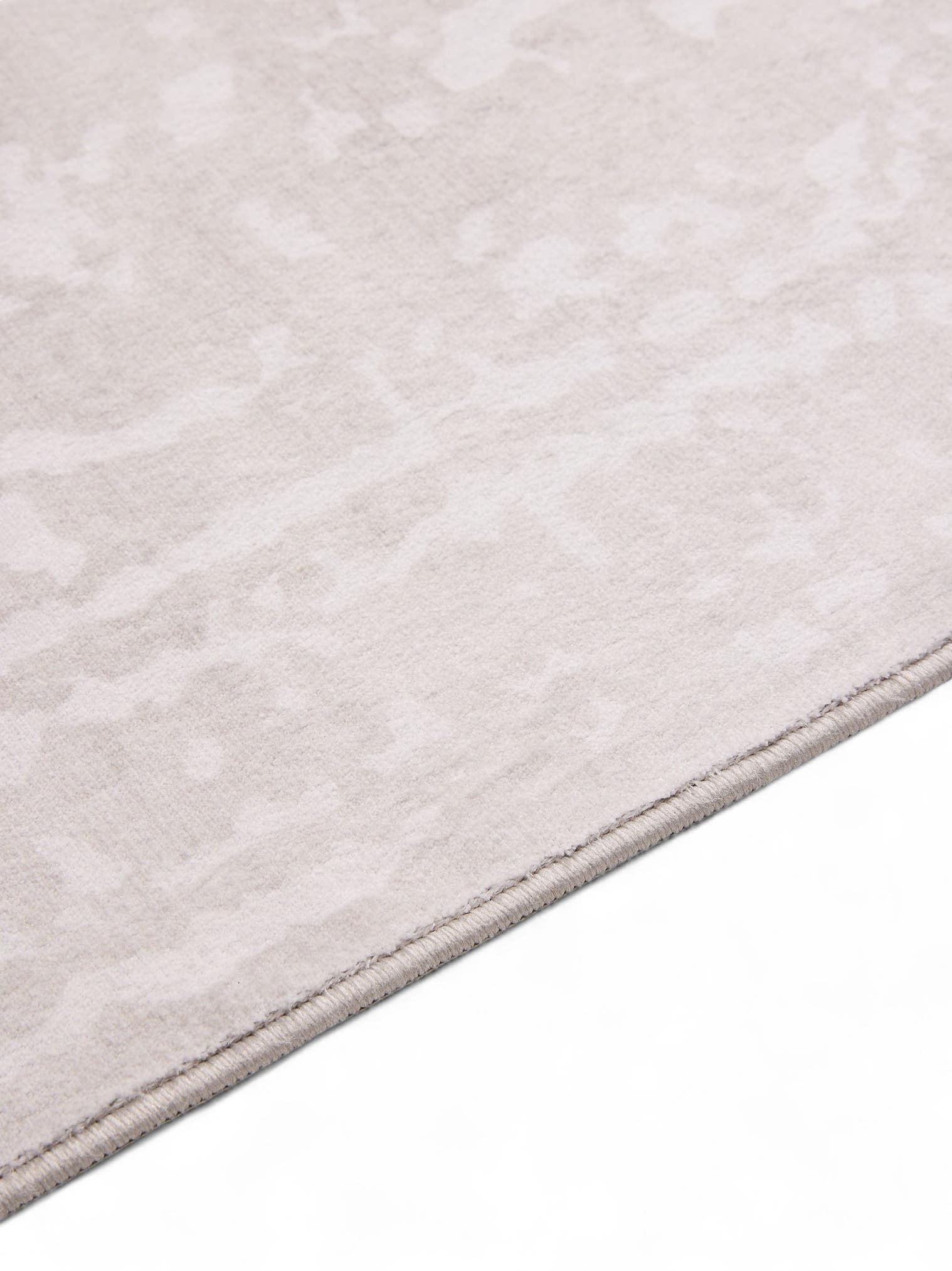 Teppich aus 100% Polyester in Taupe mit bis 5 mm hohem Flor von benuta Nest