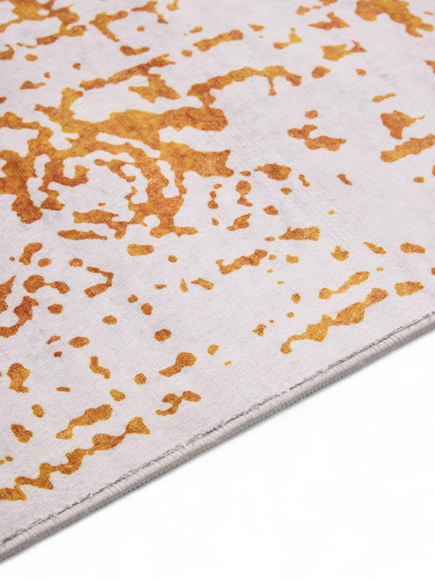 Teppich aus 100% Polyester in Grau mit bis 5 mm hohem Flor von benuta Nest