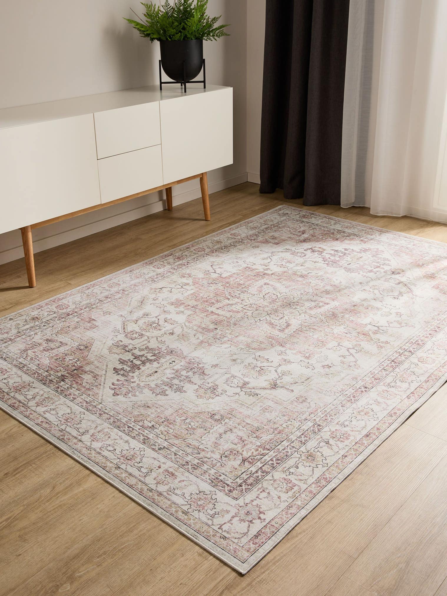 Rug made of 100% Polyester in Pink with a 1- 5 mm high pile by benuta Basic
