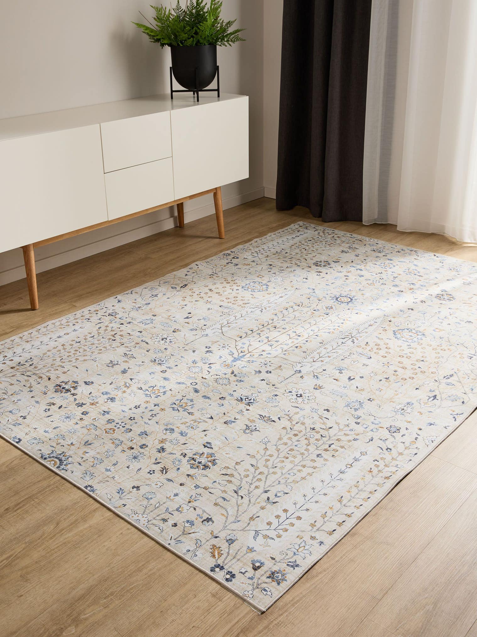 Teppich aus 100% Polyester in Beige mit bis 5 mm hohem Flor von benuta Basic