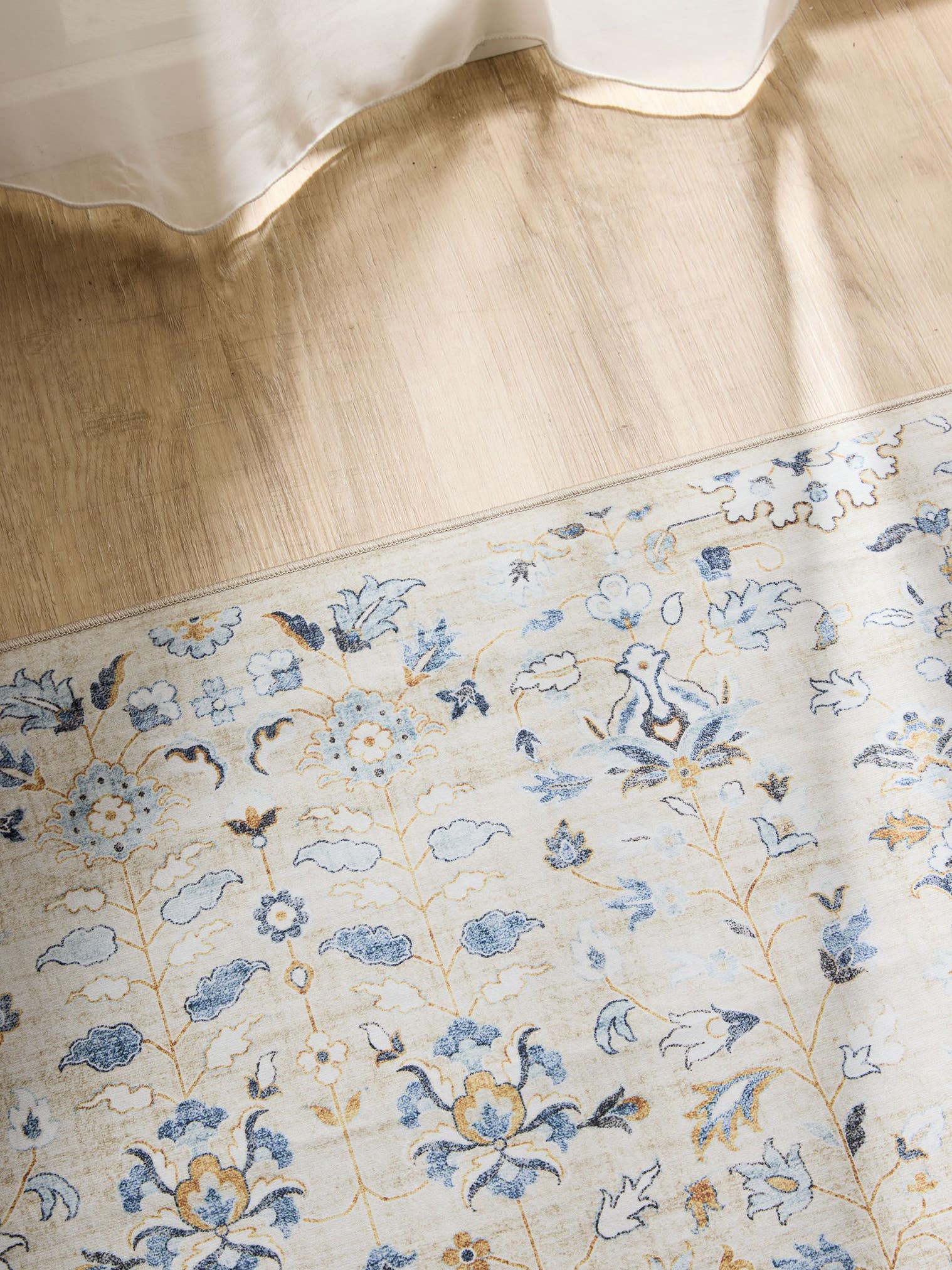 Teppich aus 100% Polyester in Beige mit bis 5 mm hohem Flor von benuta Basic