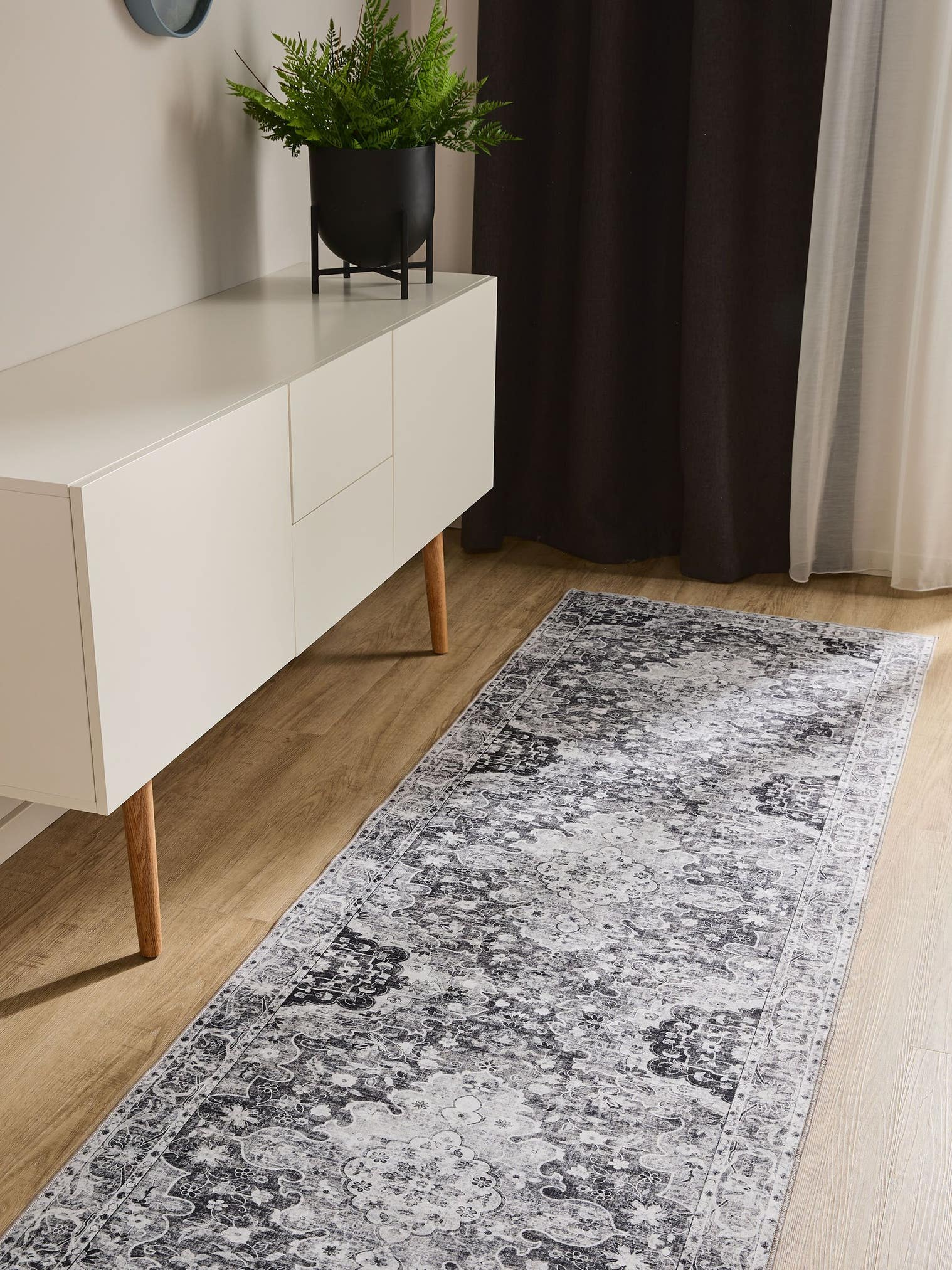 Teppe av 100 % polyester i Grå med opptil 5 mm høy lugg fra benuta Basic
