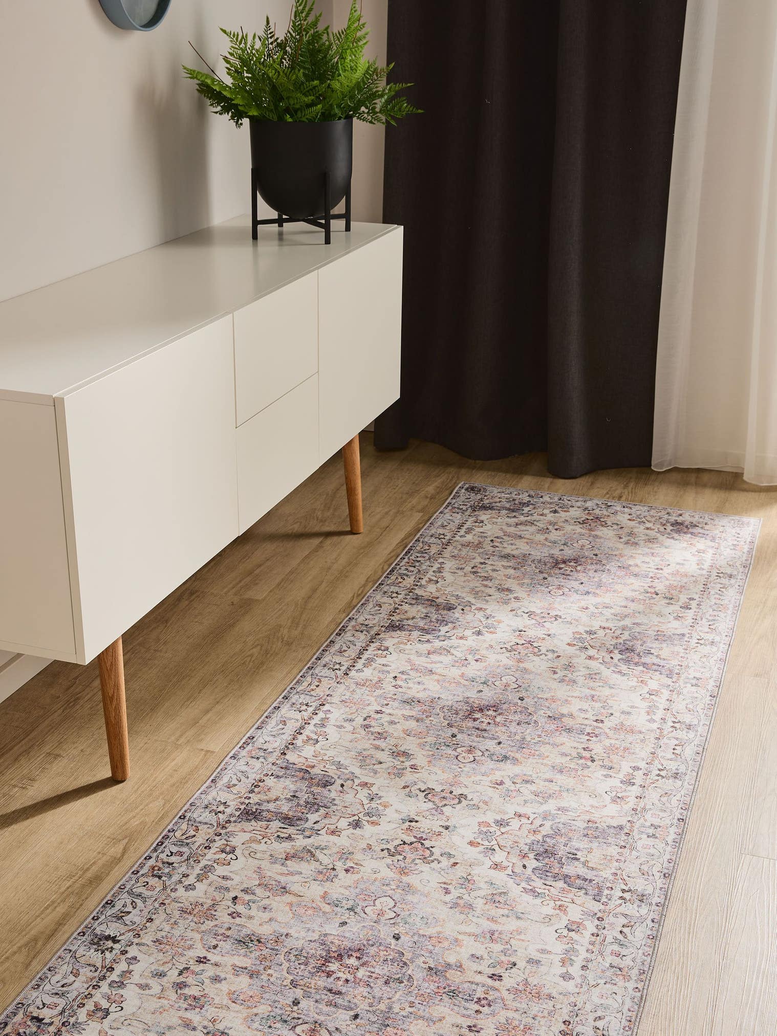 Teppe av 100 % polyester i Flerfarget med opptil 5 mm høy lugg fra benuta Basic