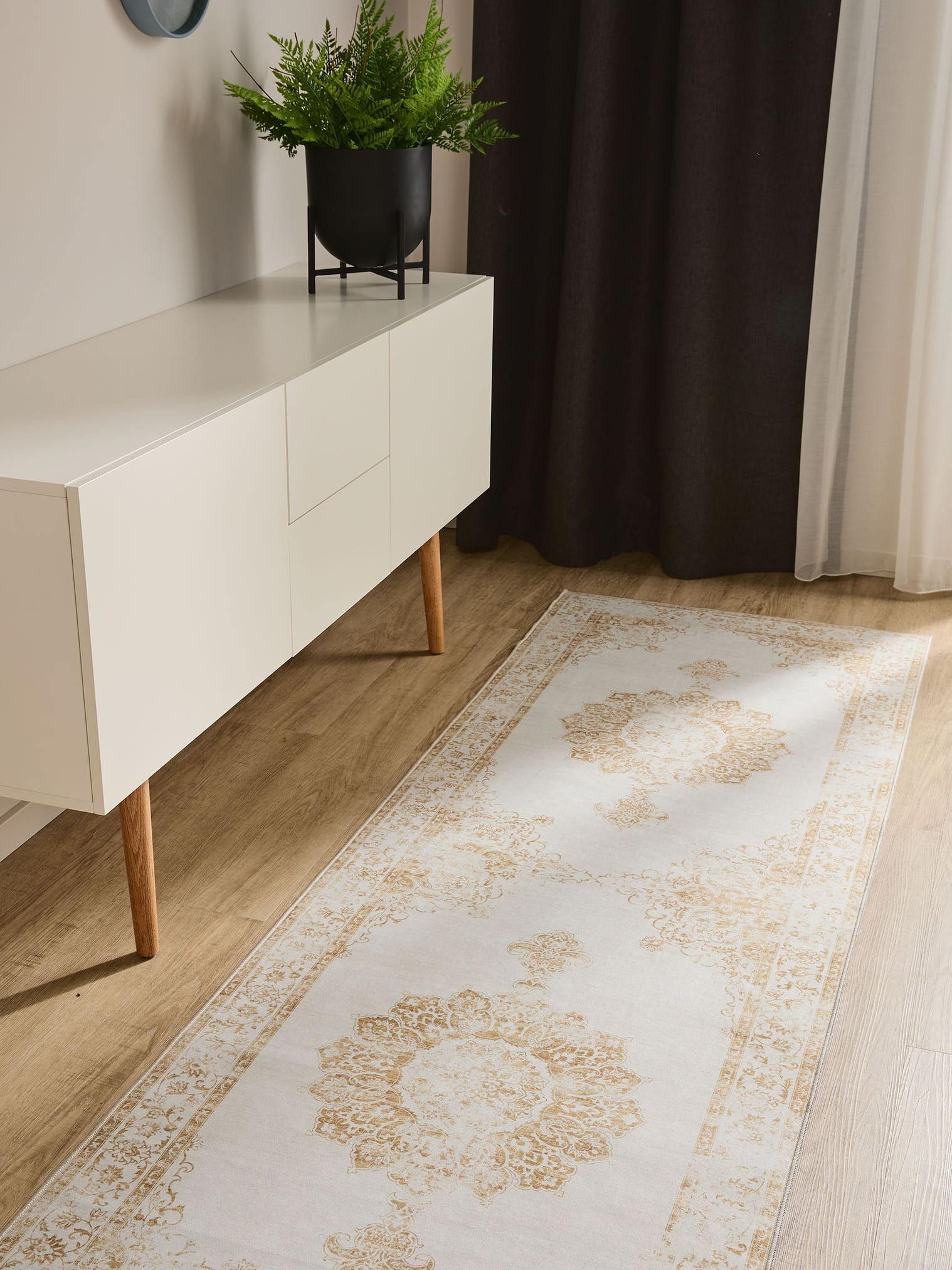 Teppich aus 100% Polyester in Beige mit bis 5 mm hohem Flor von benuta Basic