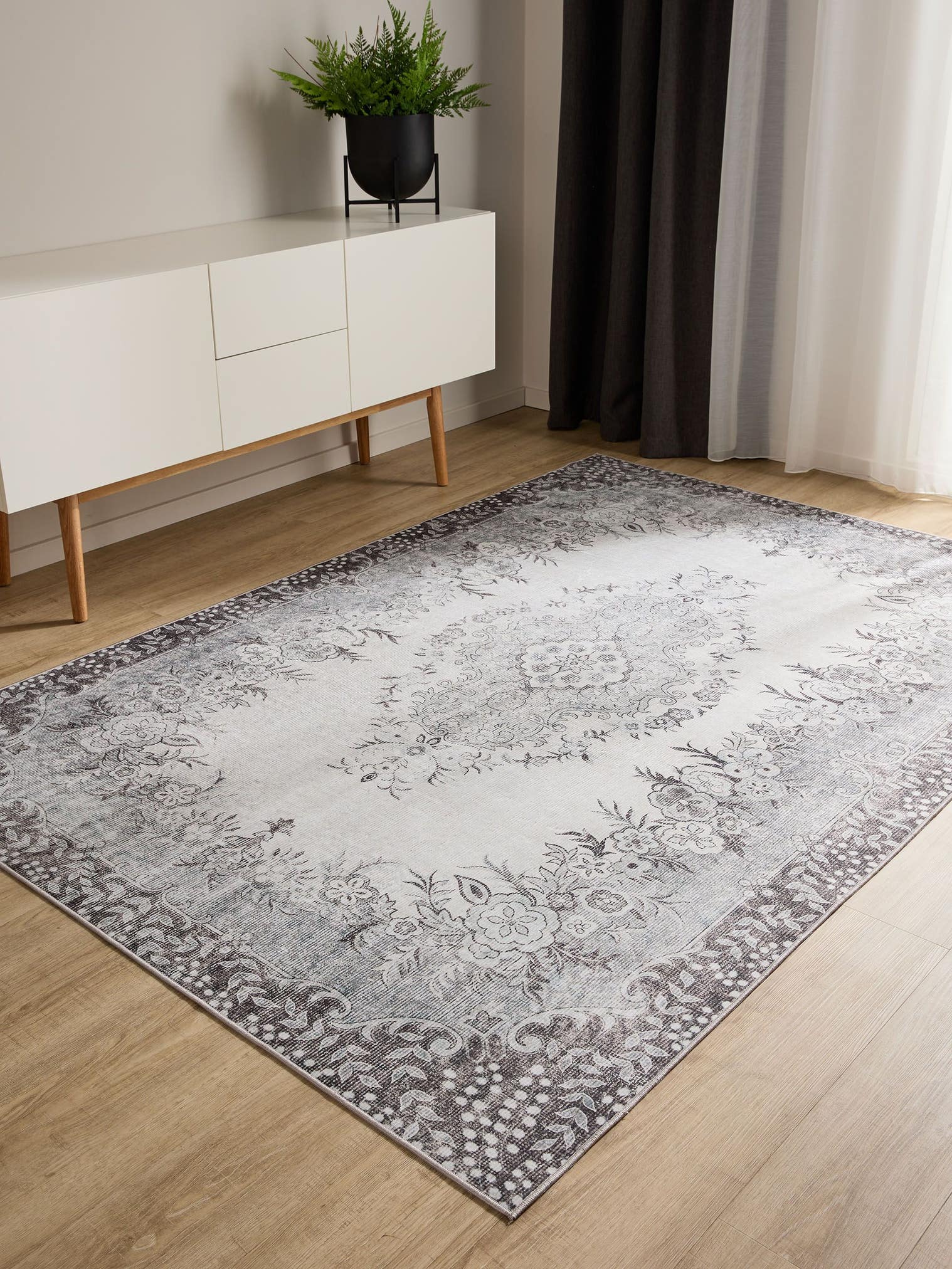 Rug made of 100% Polyester in Black with a 1- 5 mm high pile by benuta Basic