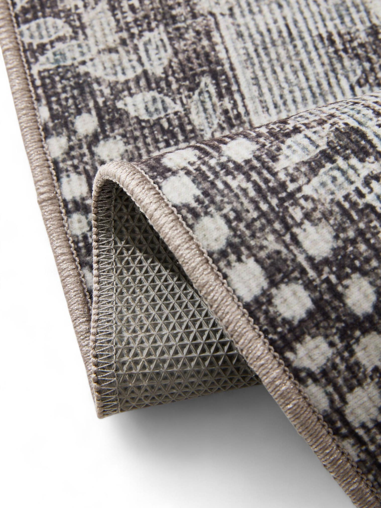 Rug made of 100% Polyester in Black with a 1- 5 mm high pile by benuta Basic