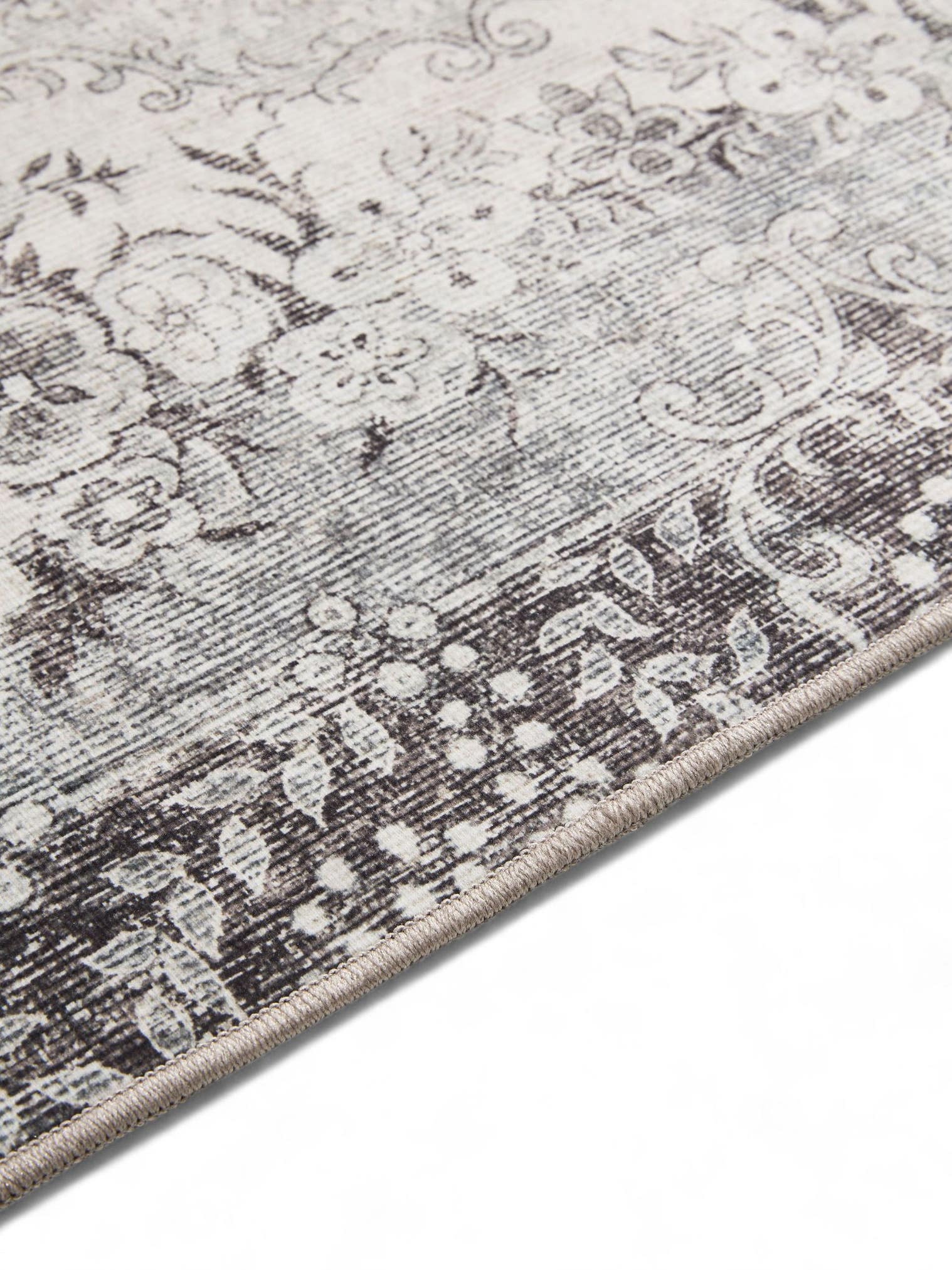 Rug made of 100% Polyester in Black with a 1- 5 mm high pile by benuta Basic