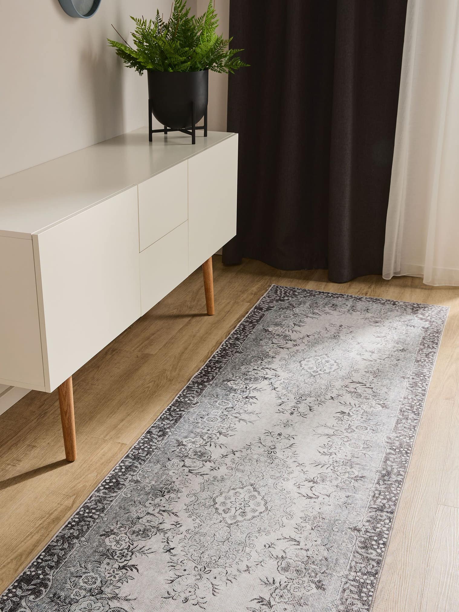 Teppe av 100 % polyester i Svart med opptil 5 mm høy lugg fra benuta Basic