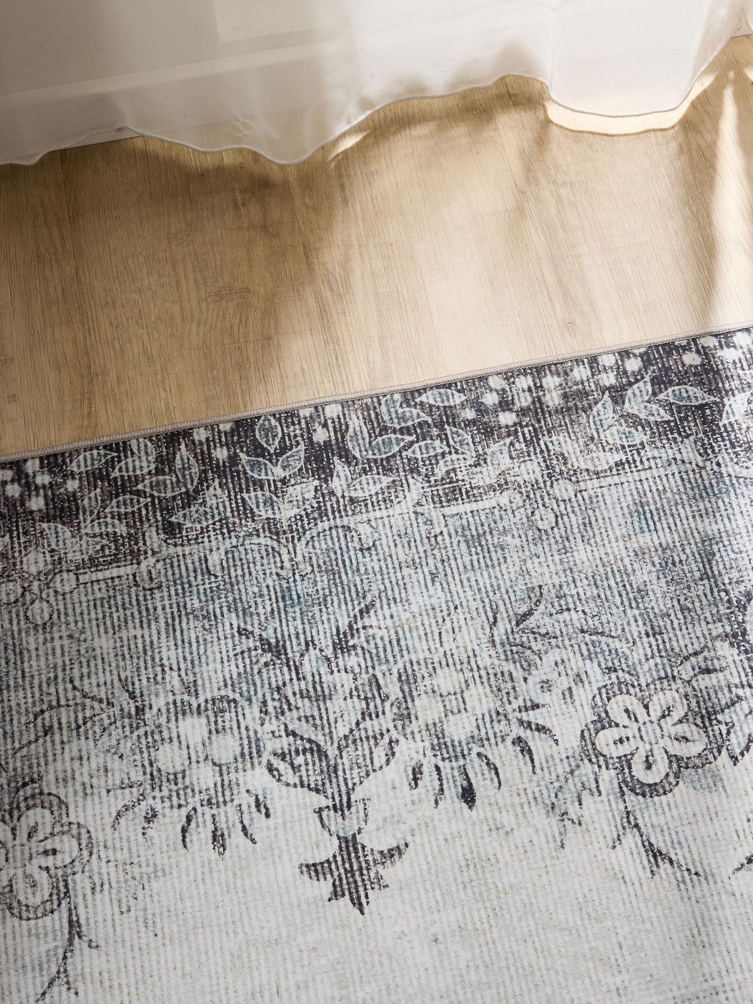 Teppe av 100 % polyester i Svart med opptil 5 mm høy lugg fra benuta Basic