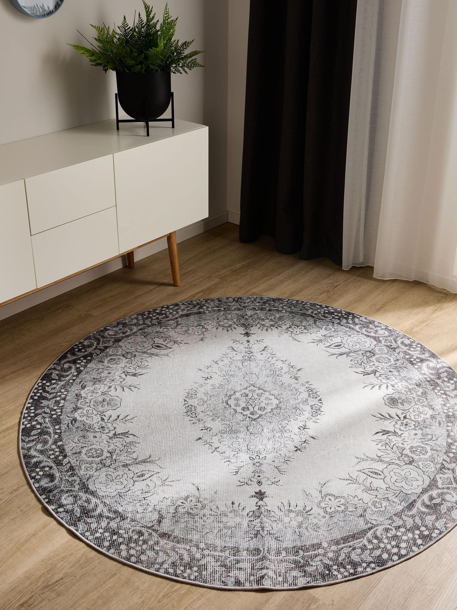 Rug made of 100% Polyester in Black with a 1- 5 mm high pile by benuta Basic