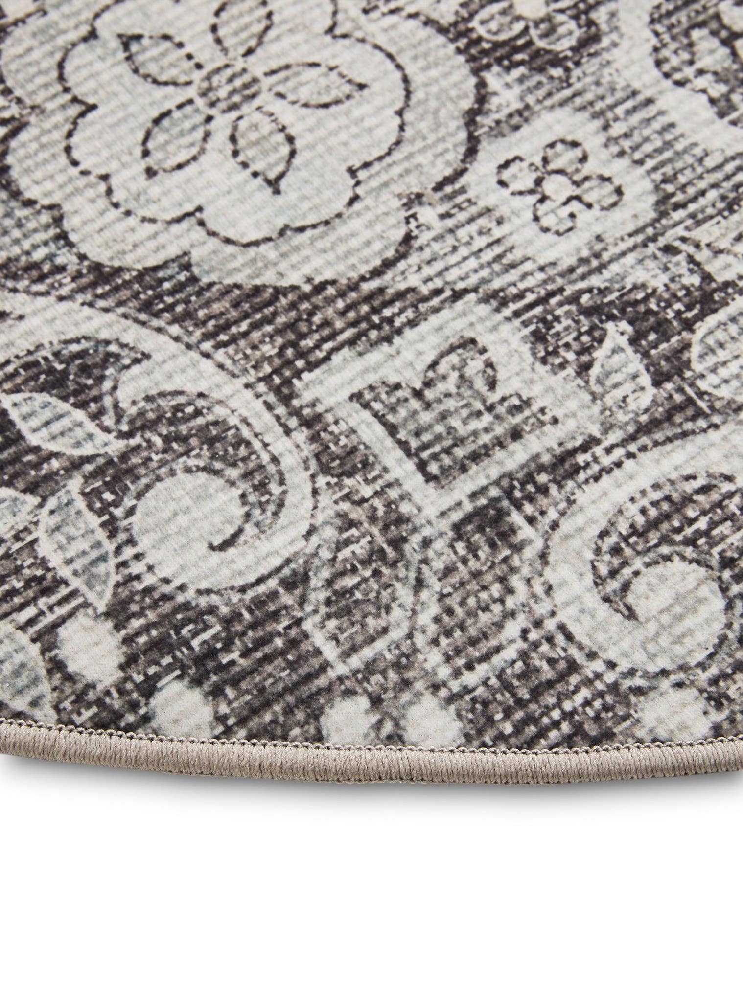 Rug made of 100% Polyester in Black with a 1- 5 mm high pile by benuta Basic