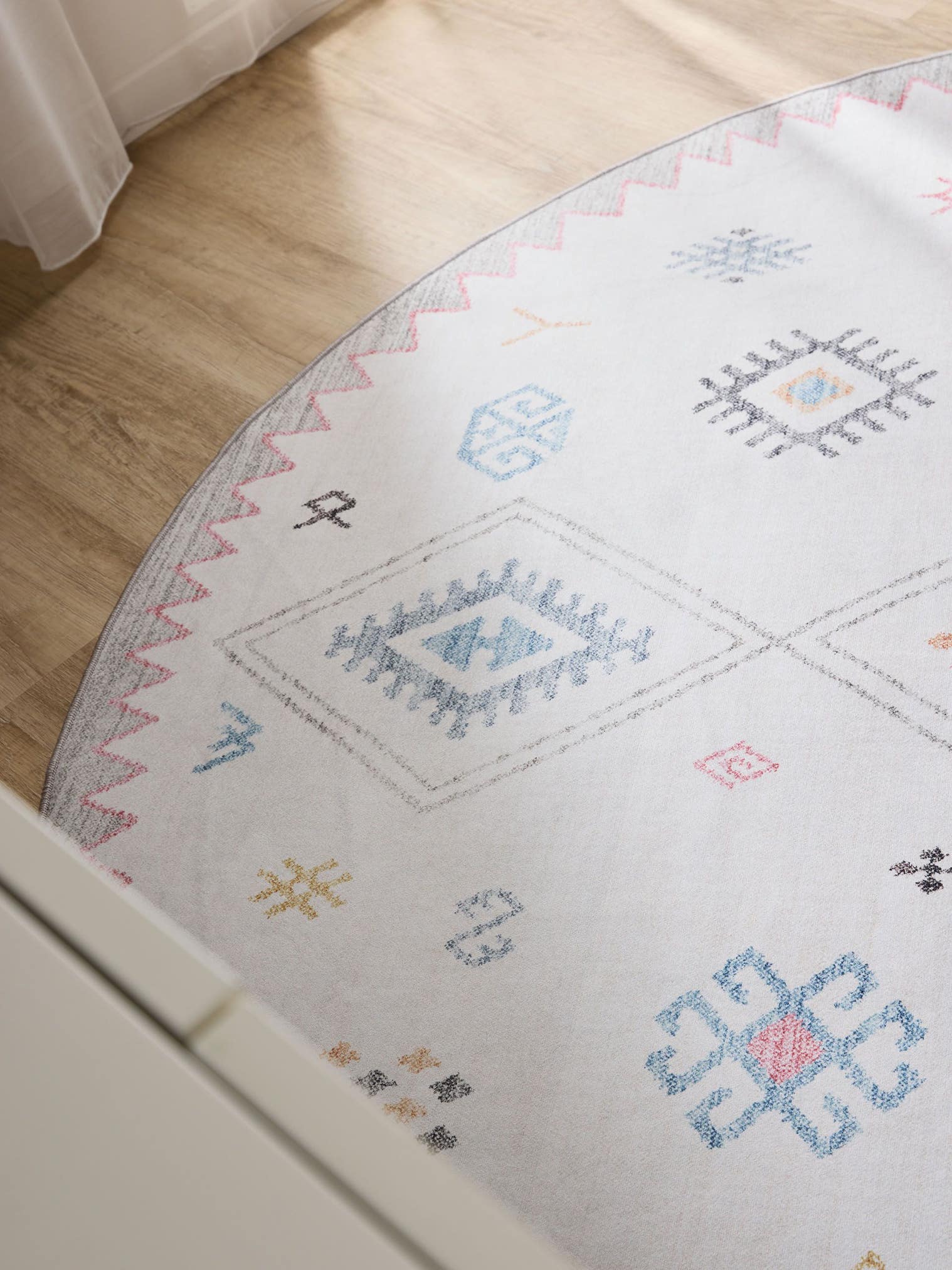 Tæppe af 100% Polyester i Flerfarvet med 1- 5 mm høj luv fra benuta Basic