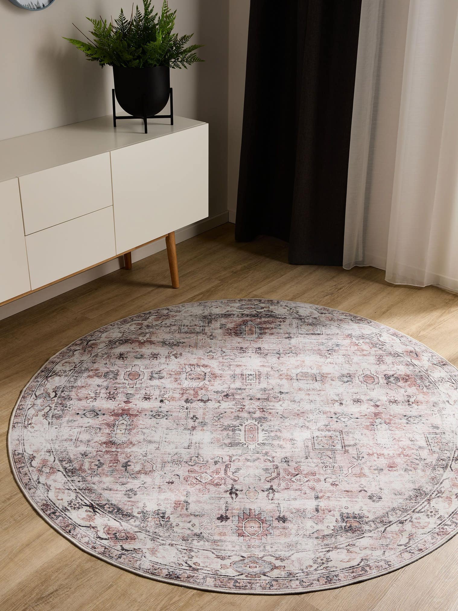 Teppich aus 100% Polyester in Beige mit bis 5 mm hohem Flor von benuta Basic