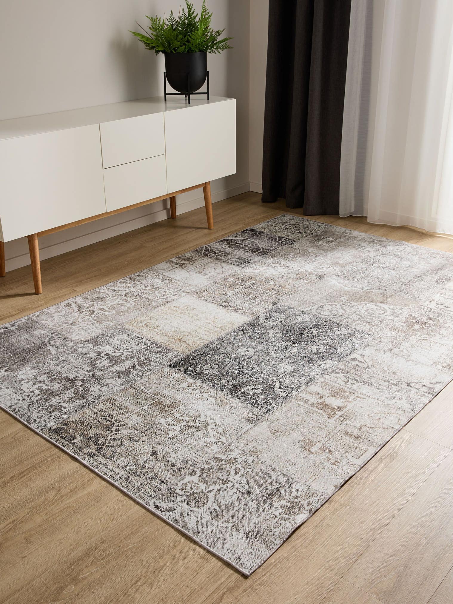 Rug made of 100% Polyester in Grey with a 1- 5 mm high pile by benuta Basic