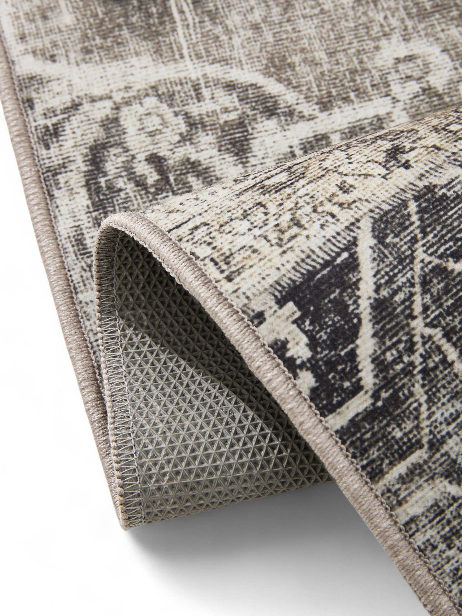 Rug made of 100% Polyester in Grey with a 1- 5 mm high pile by benuta Basic
