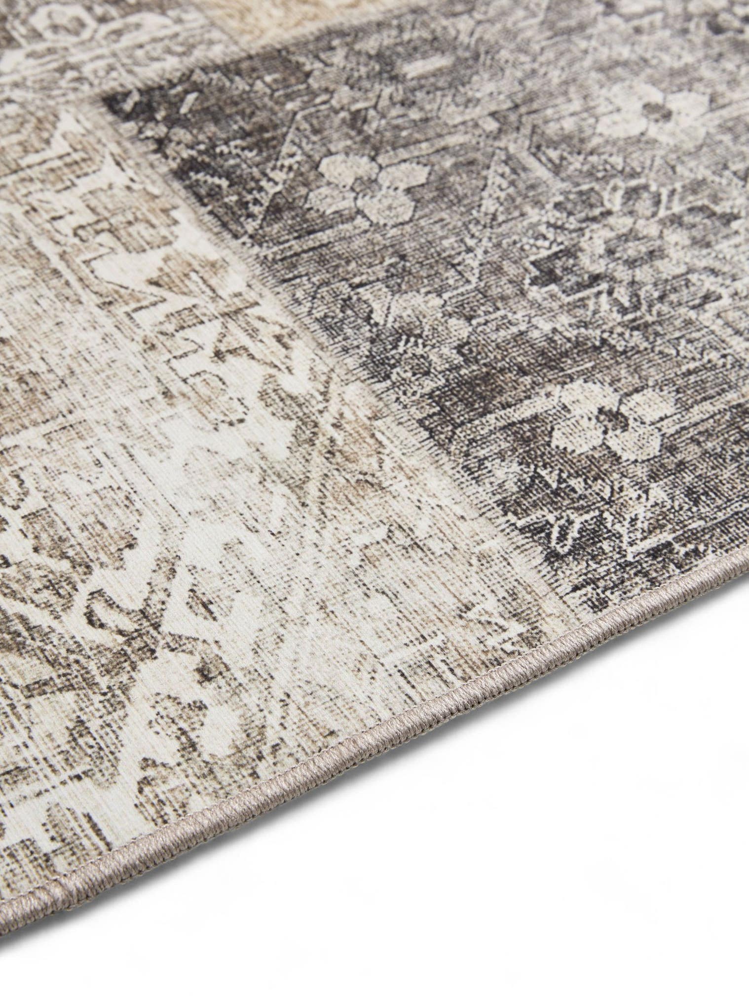 Rug made of 100% Polyester in Grey with a 1- 5 mm high pile by benuta Basic